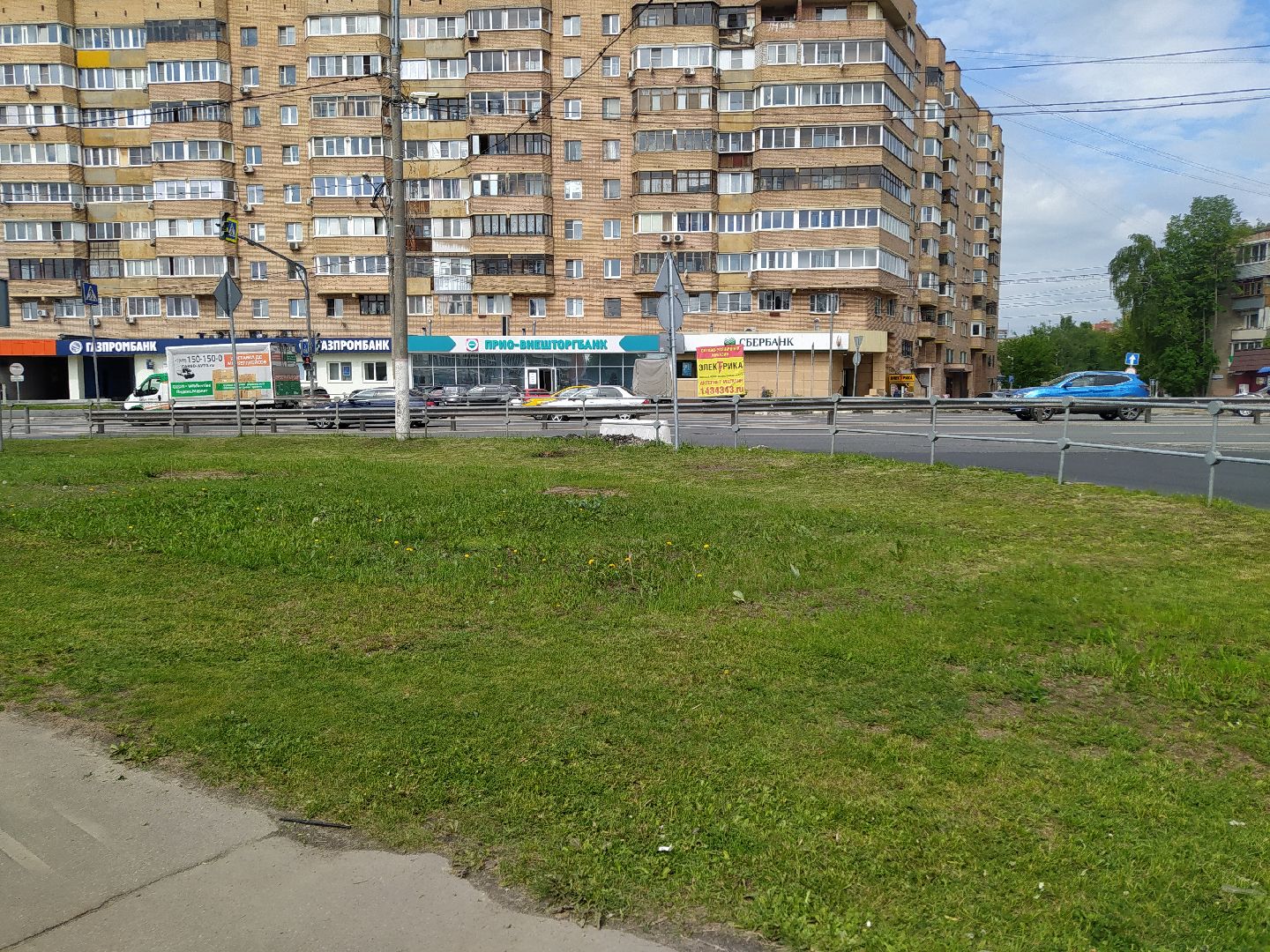 Газон, благоустройство, улица