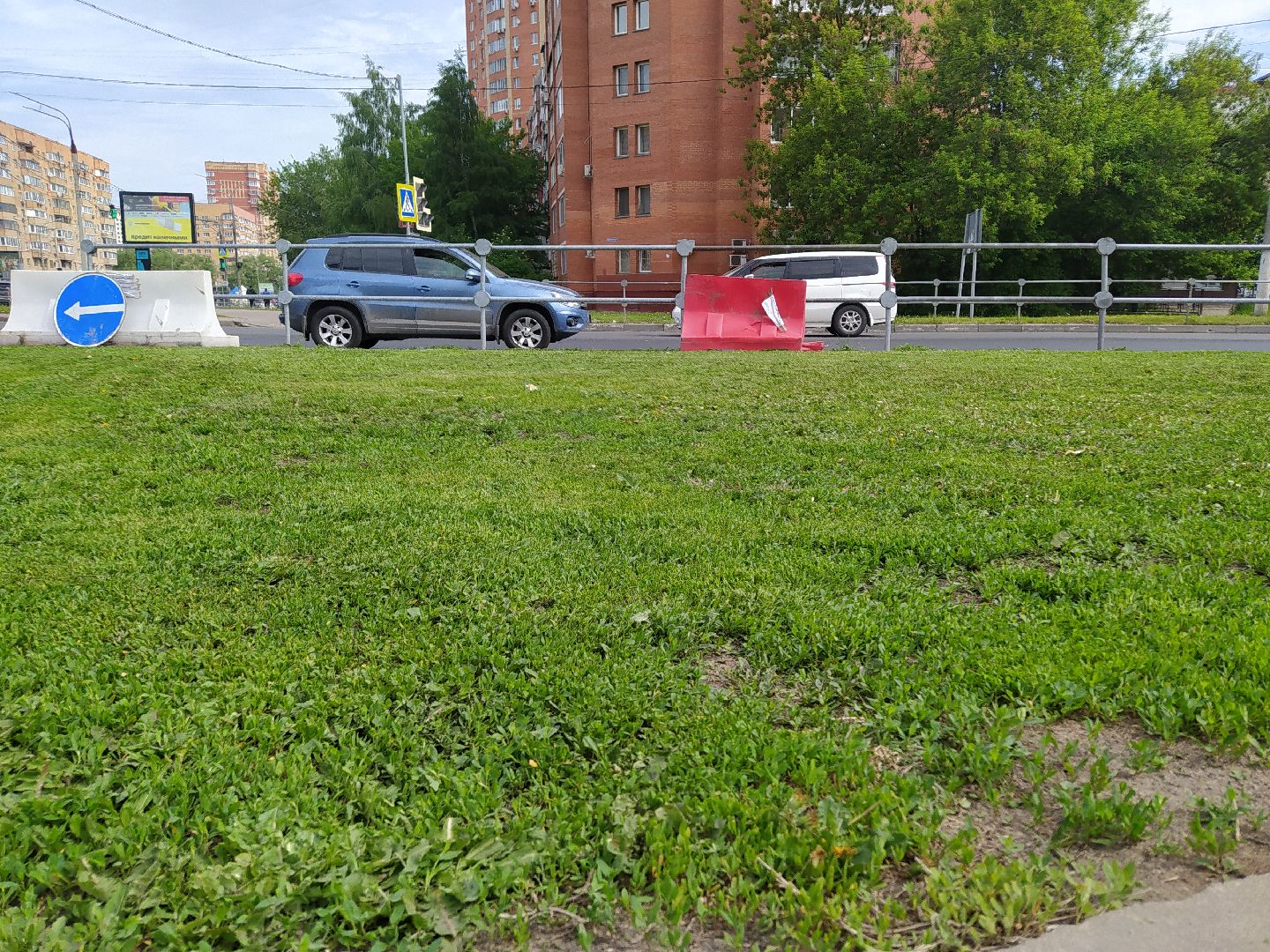 Газон, благоустройство, улица