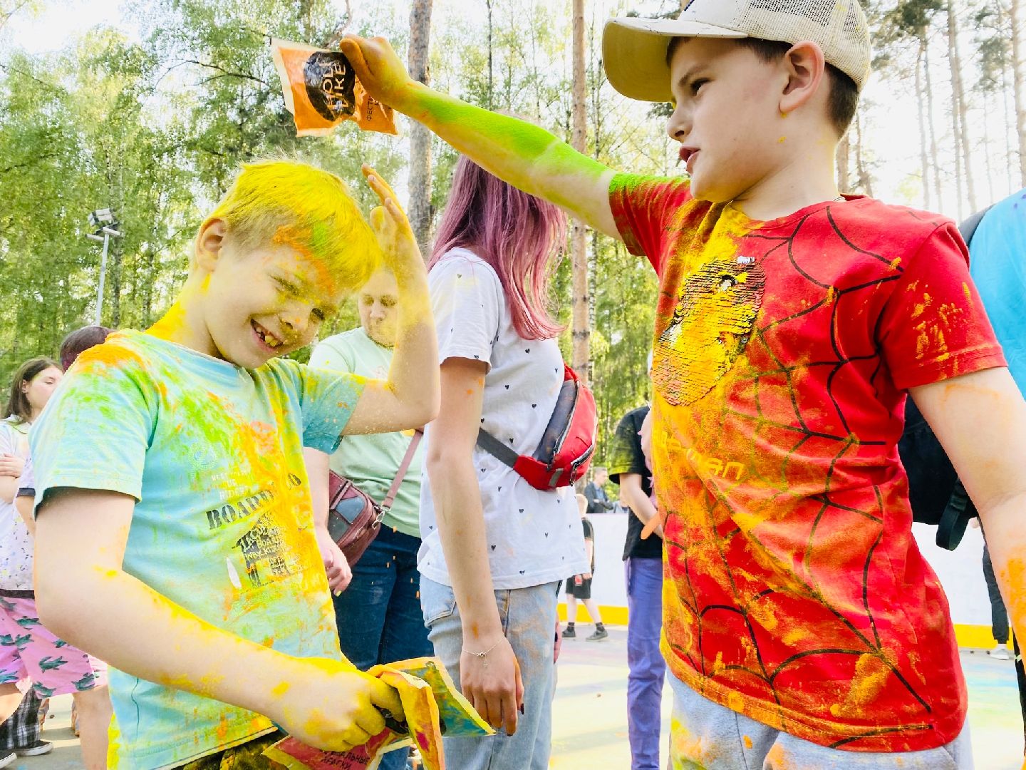 Домодедово, парк Елочки, Холли, фестиваль красок