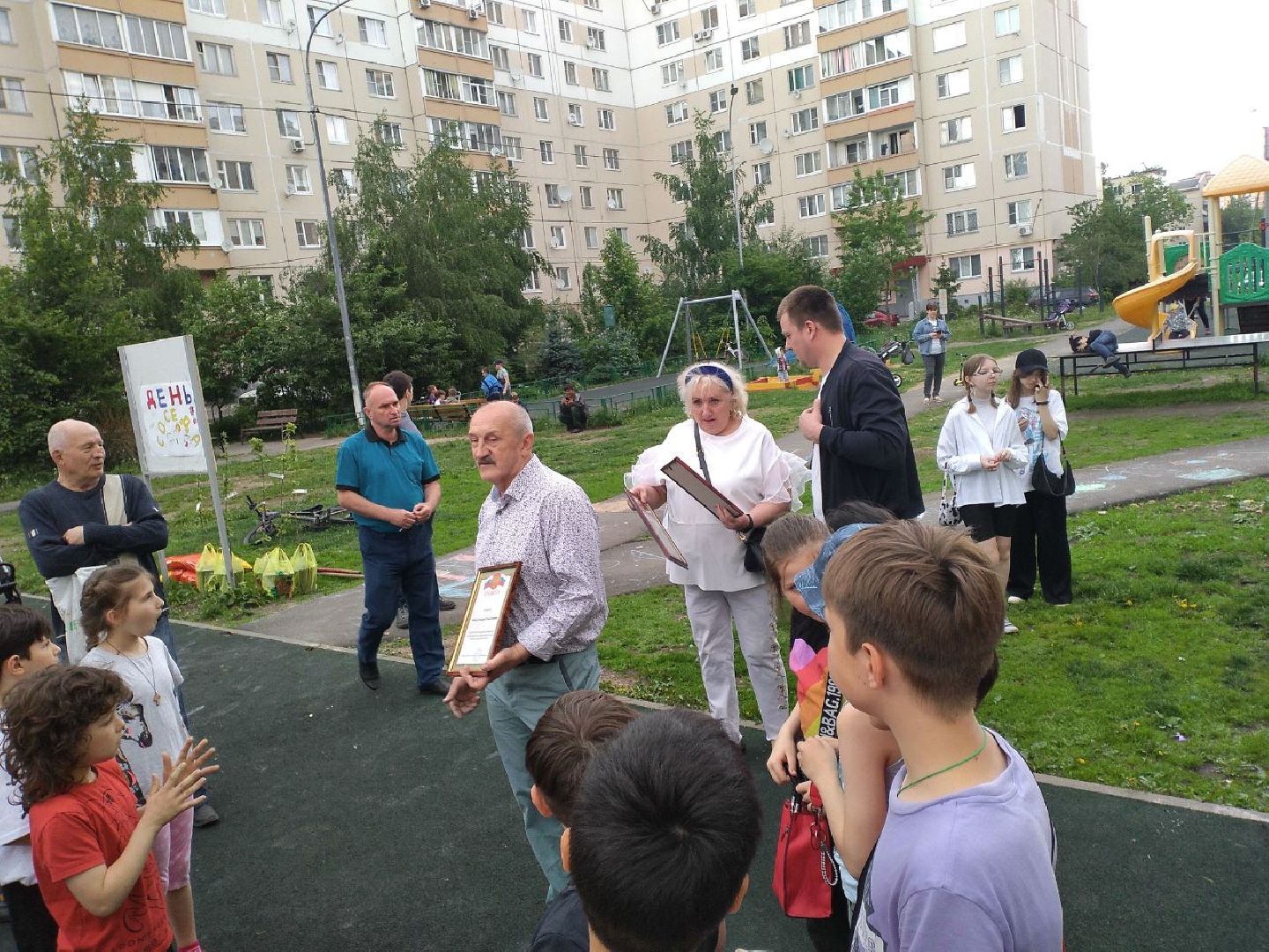 праздник, День соседей, управляющая компания, посадили саженцы, яблоня, Лосино-Петровский