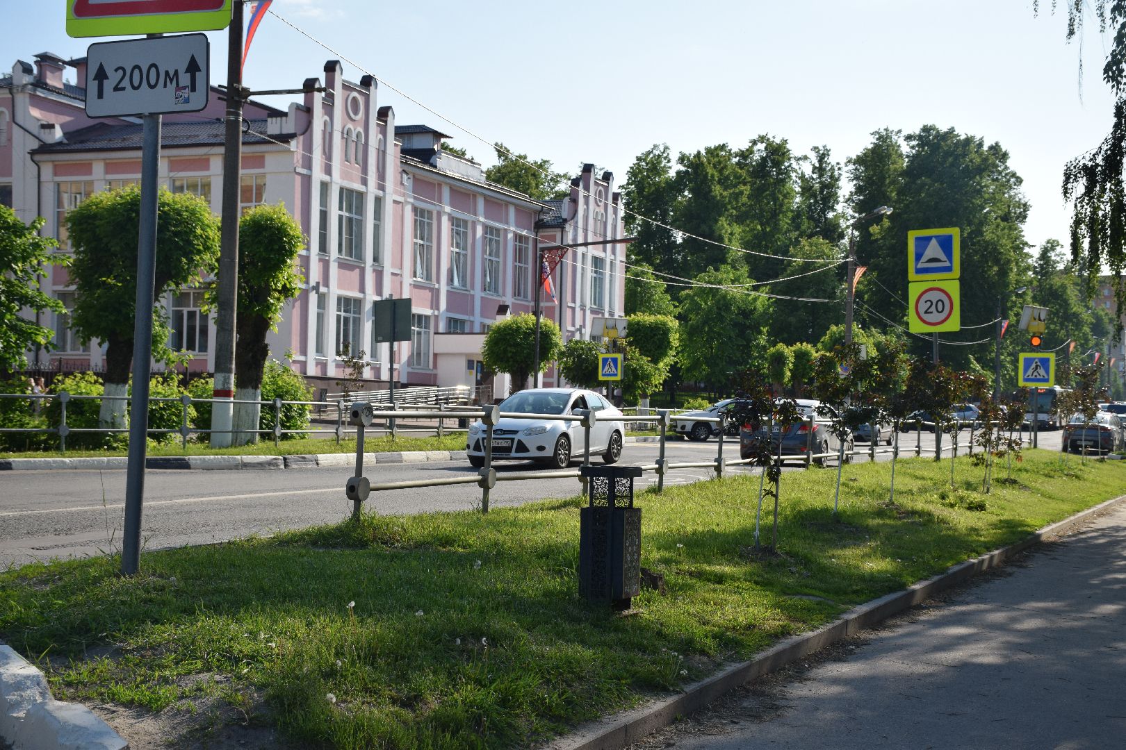 Павловский Посад, городской округ Павловский Посад, покос травы, клумба, благоустройство