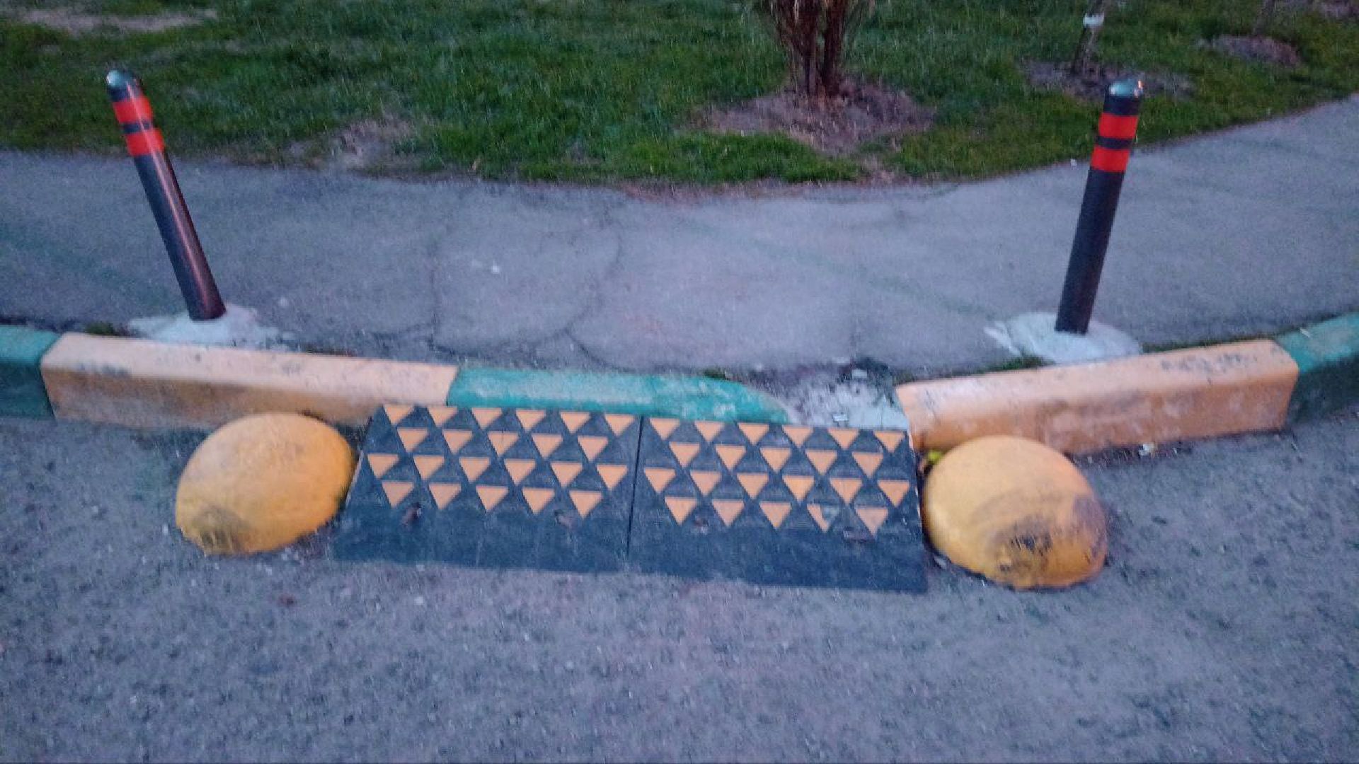 Балашиха, микрорайон Гагарина, ограничительные столбики, полусферы, парковка, автомобилисты, пожарная машина, скорая помощь, детская площадка