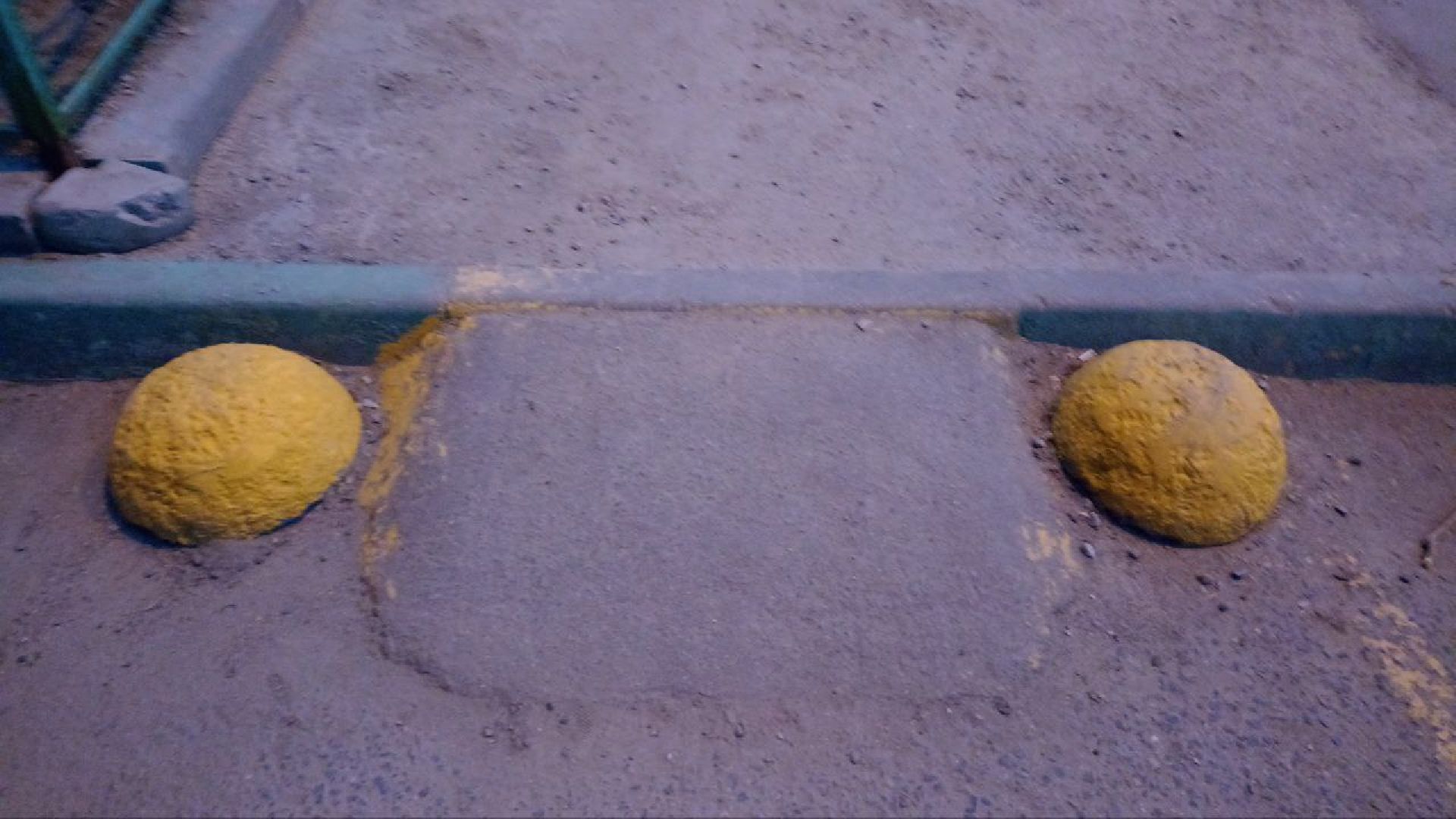 Балашиха, микрорайон Гагарина, ограничительные столбики, полусферы, парковка, автомобилисты, пожарная машина, скорая помощь, детская площадка