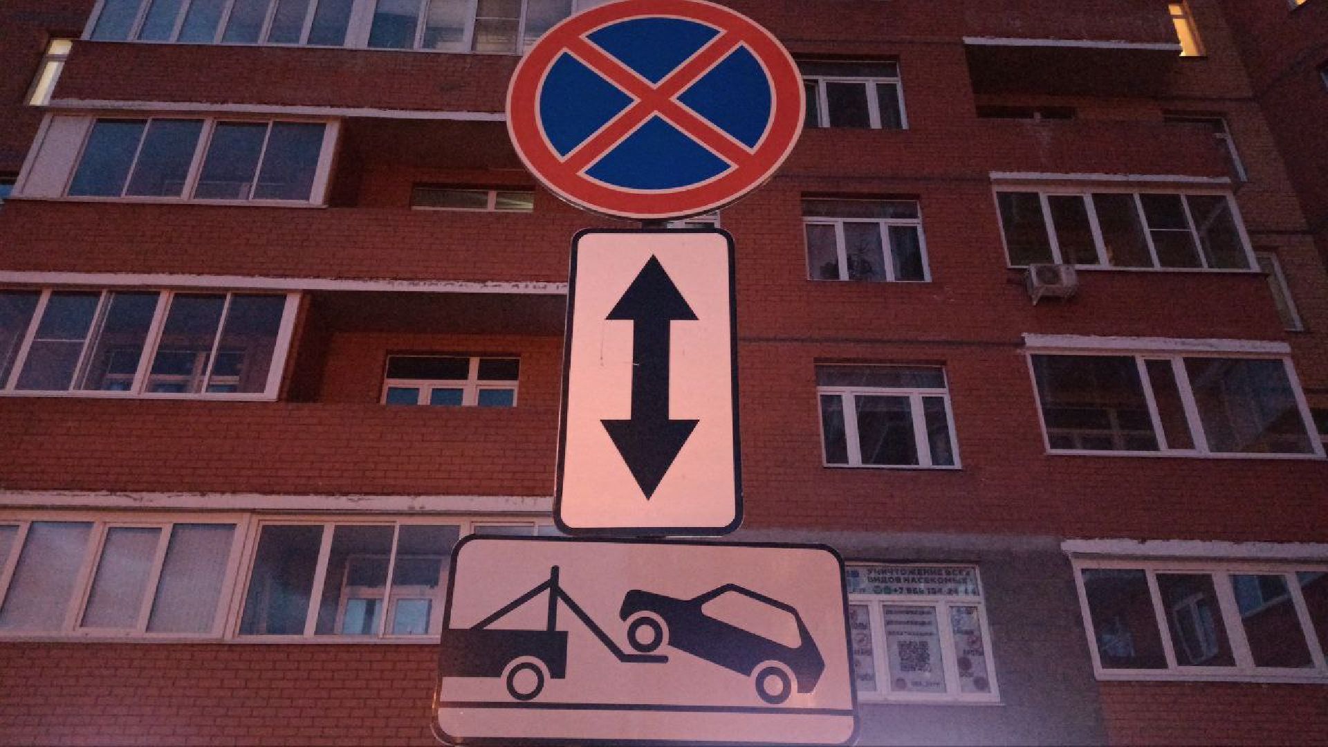 Балашиха, микрорайон Гагарина, ограничительные столбики, полусферы, парковка, автомобилисты, пожарная машина, скорая помощь, детская площадка