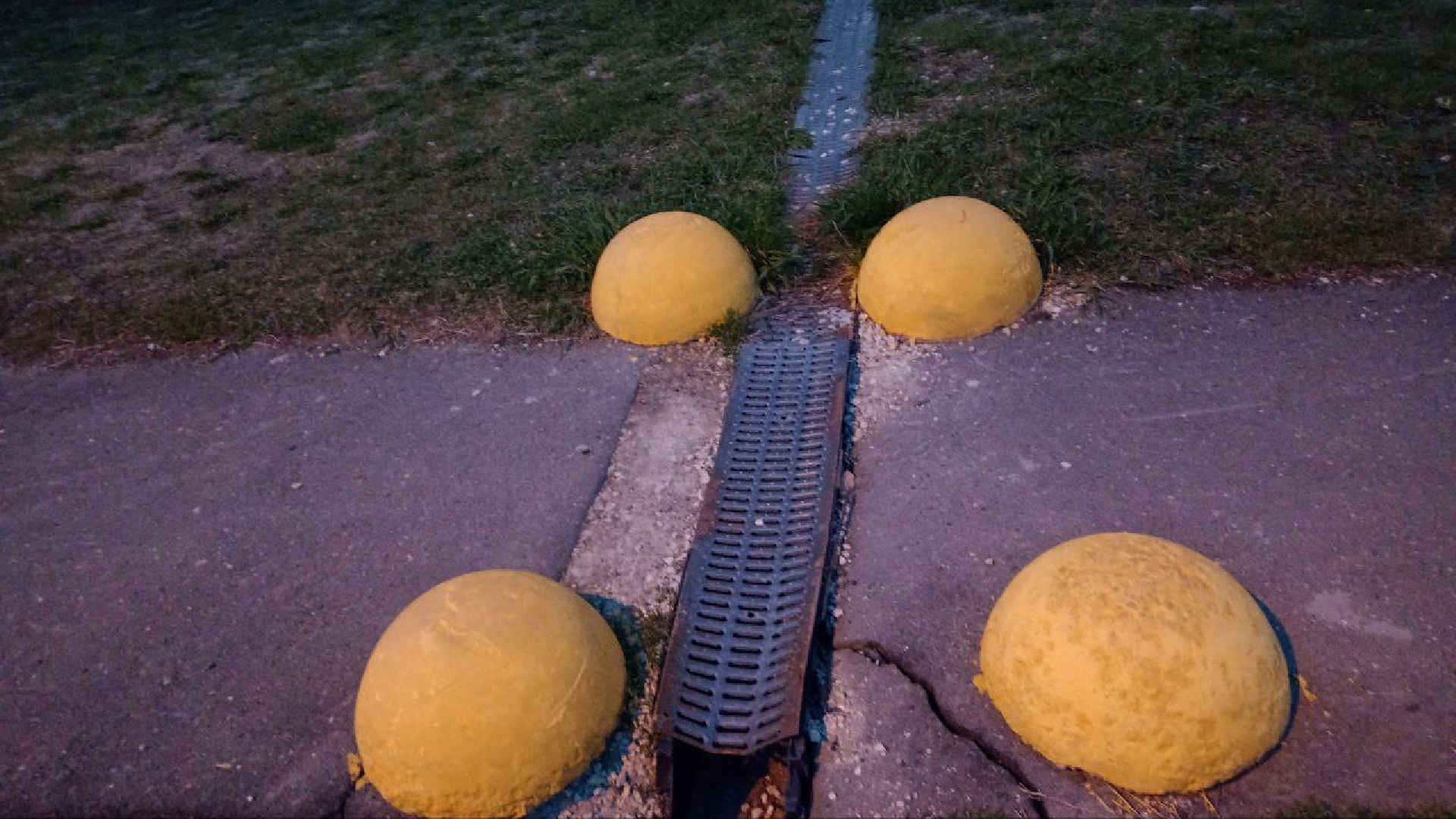 Балашиха, микрорайон Гагарина, ограничительные столбики, полусферы, парковка, автомобилисты, пожарная машина, скорая помощь, детская площадка