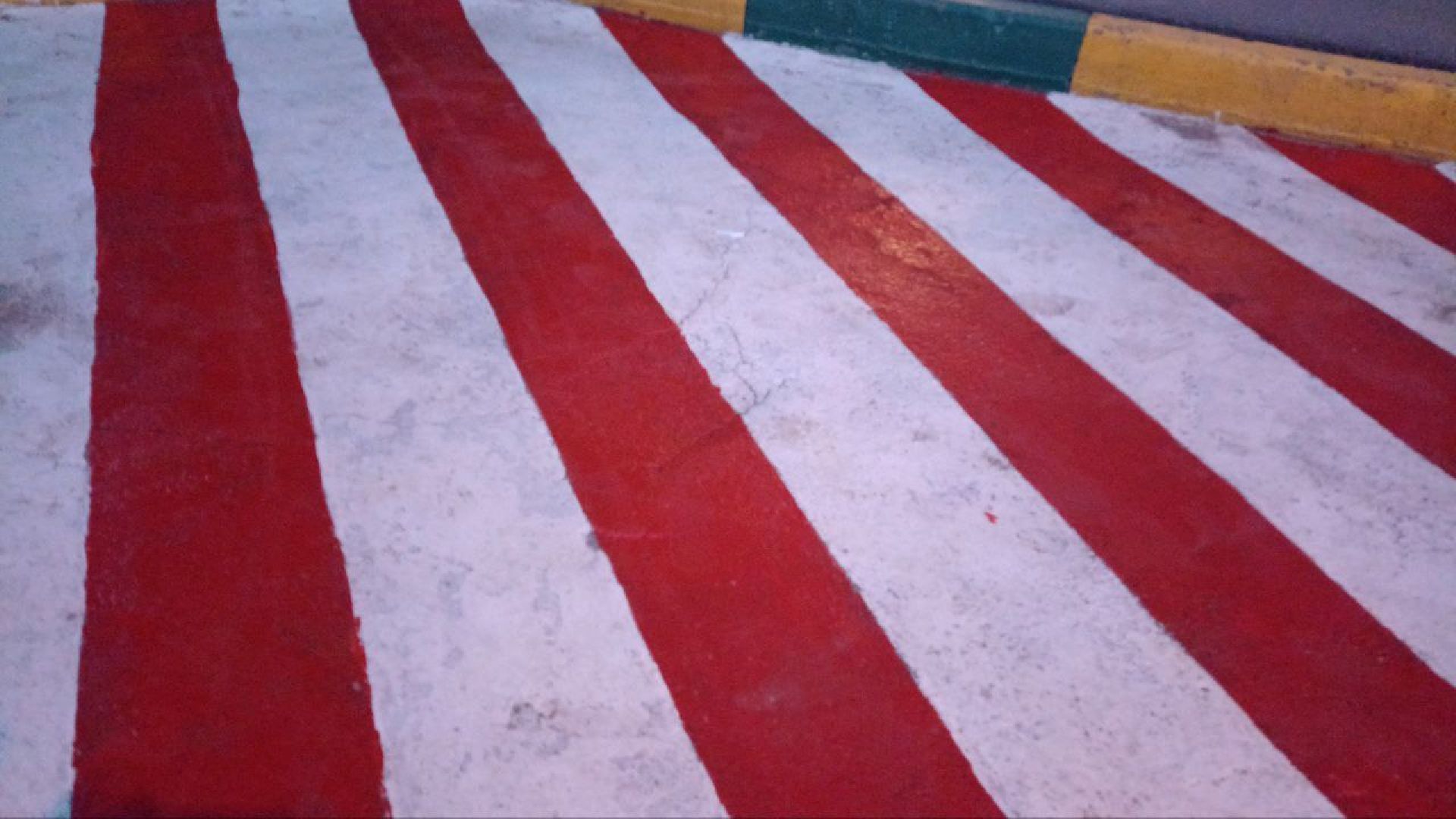 Балашиха, микрорайон Гагарина, ограничительные столбики, полусферы, парковка, автомобилисты, пожарная машина, скорая помощь, детская площадка