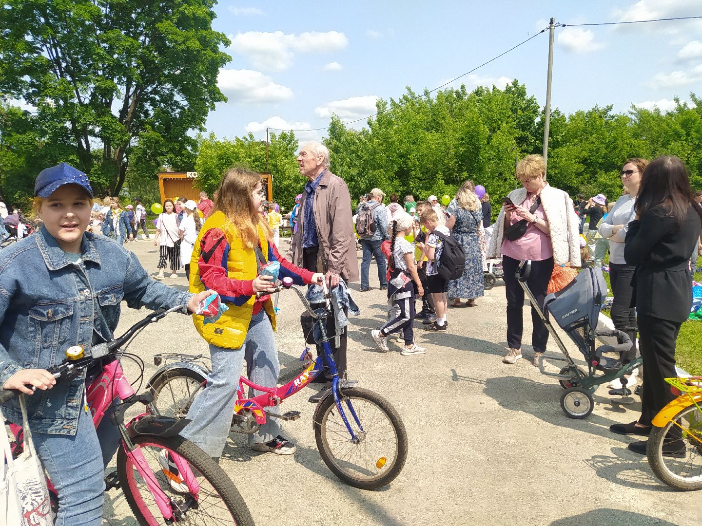 День защиты детей, праздник, парк, мороженное, игры