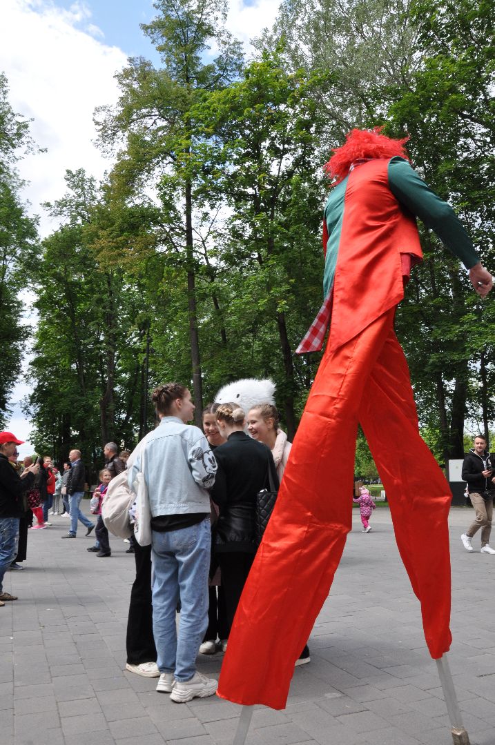 парк, клоуны, ростовые куклы, ходули, фестиваль, серпухов, мороженое,