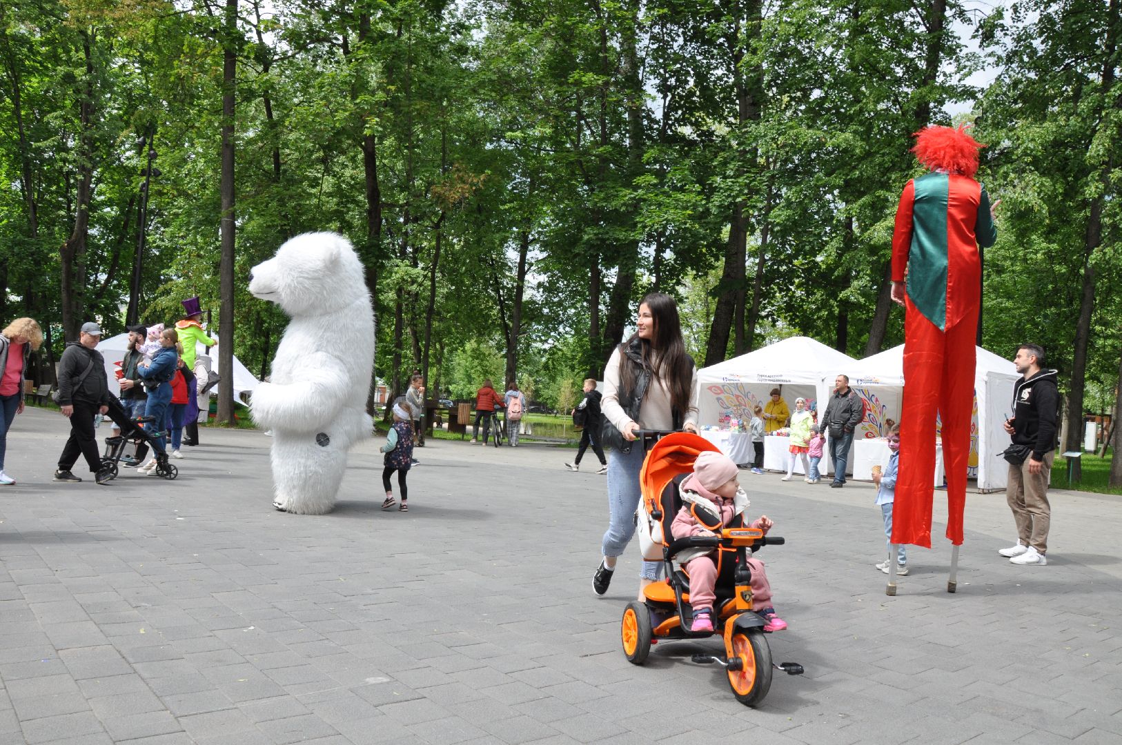 парк, клоуны, ростовые куклы, ходули, фестиваль, серпухов, мороженое,