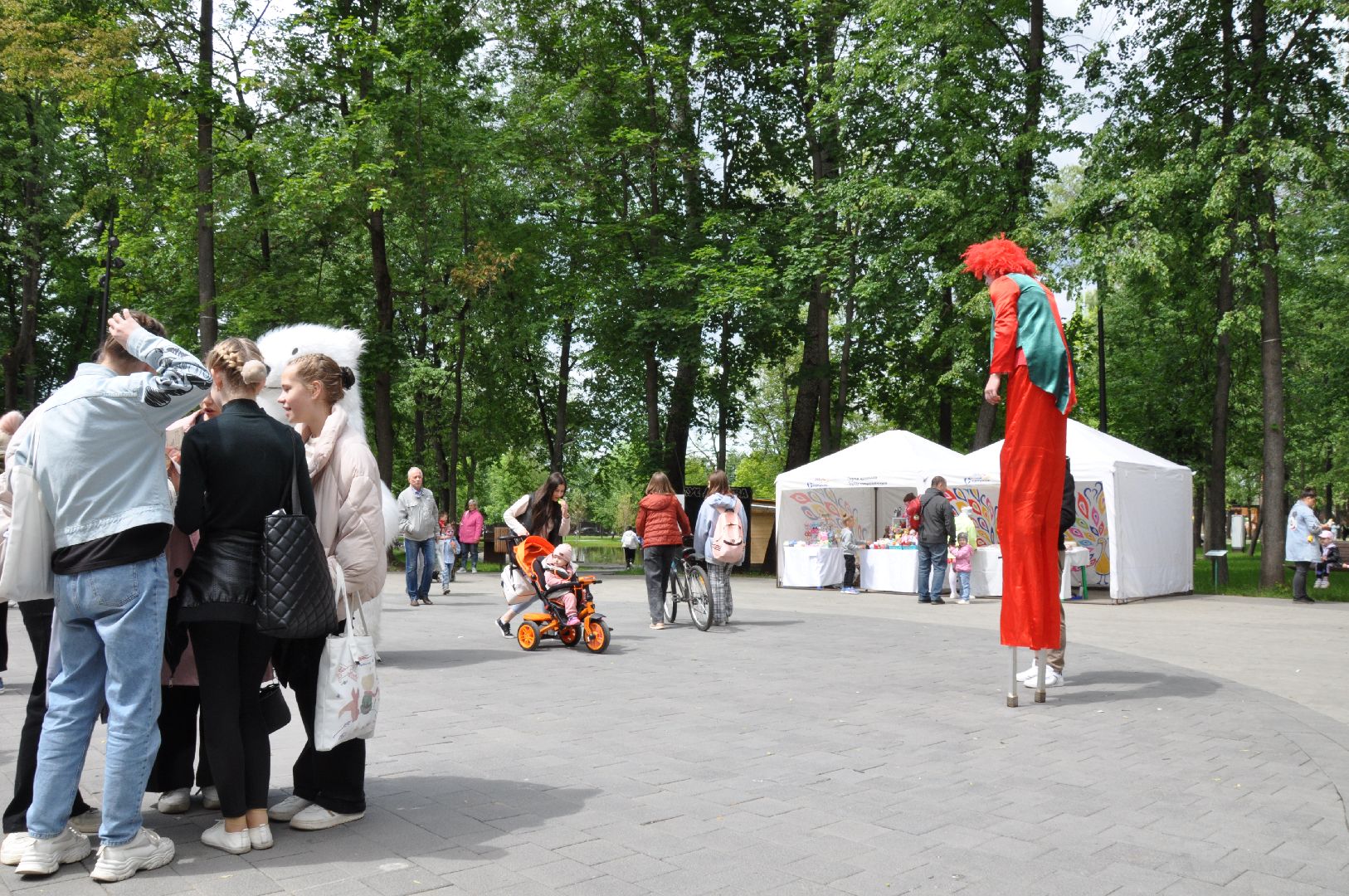 парк, клоуны, ростовые куклы, ходули, фестиваль, серпухов, мороженое,