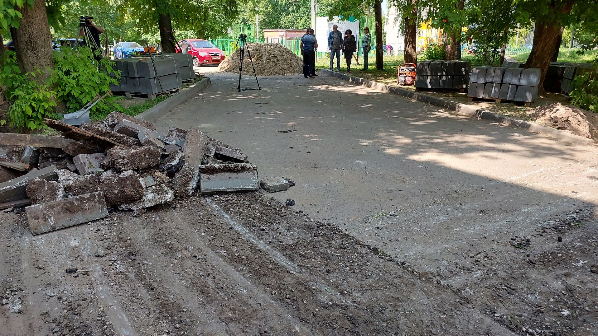 двор, строительство дорог, серпухов, бордюры, асфальт, укладка асфальта,