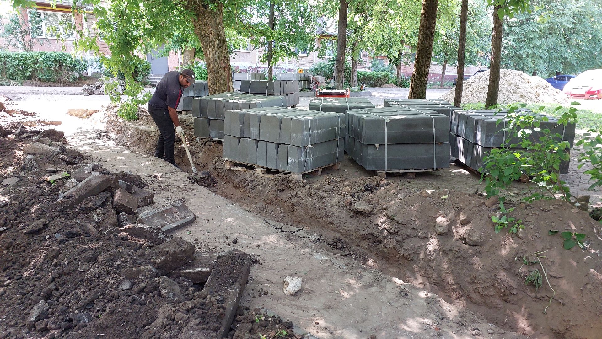 двор, строительство дорог, серпухов, бордюры, асфальт, укладка асфальта,