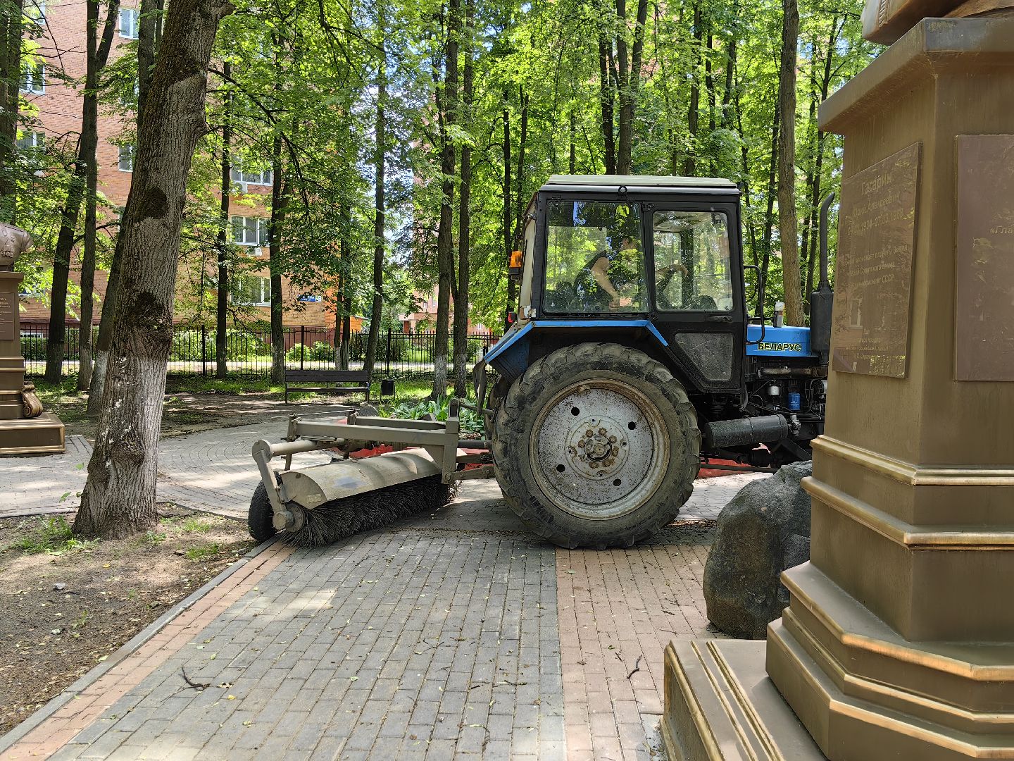 Аллея, уборка, техника, щётка