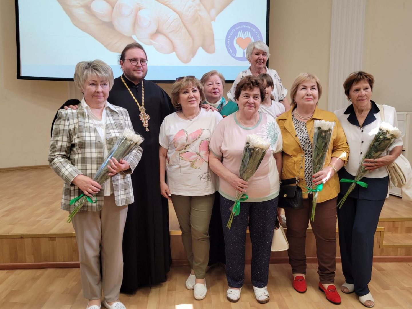 социальная служба; праздник; помощь; видное