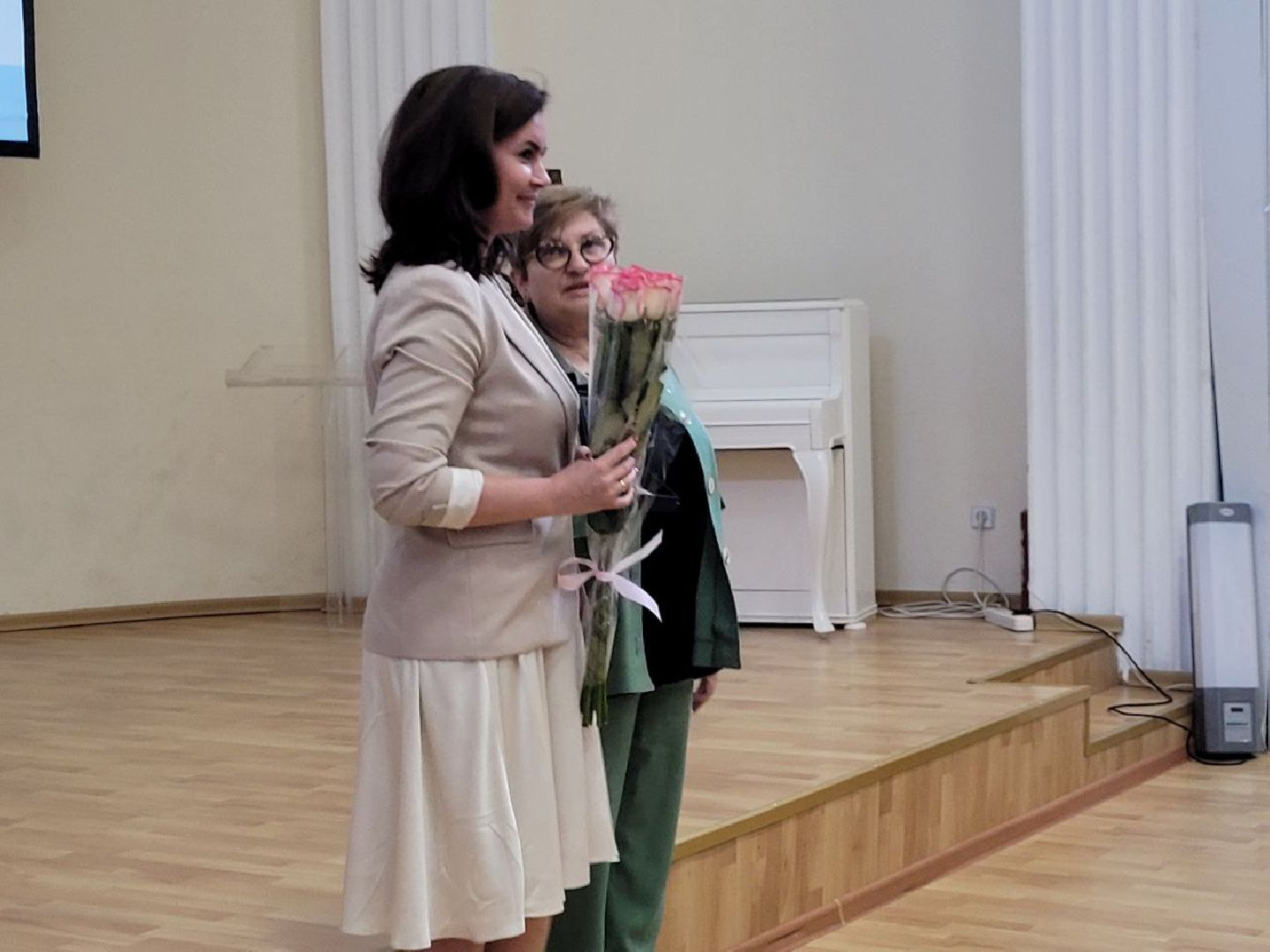 социальная служба; праздник; помощь; видное