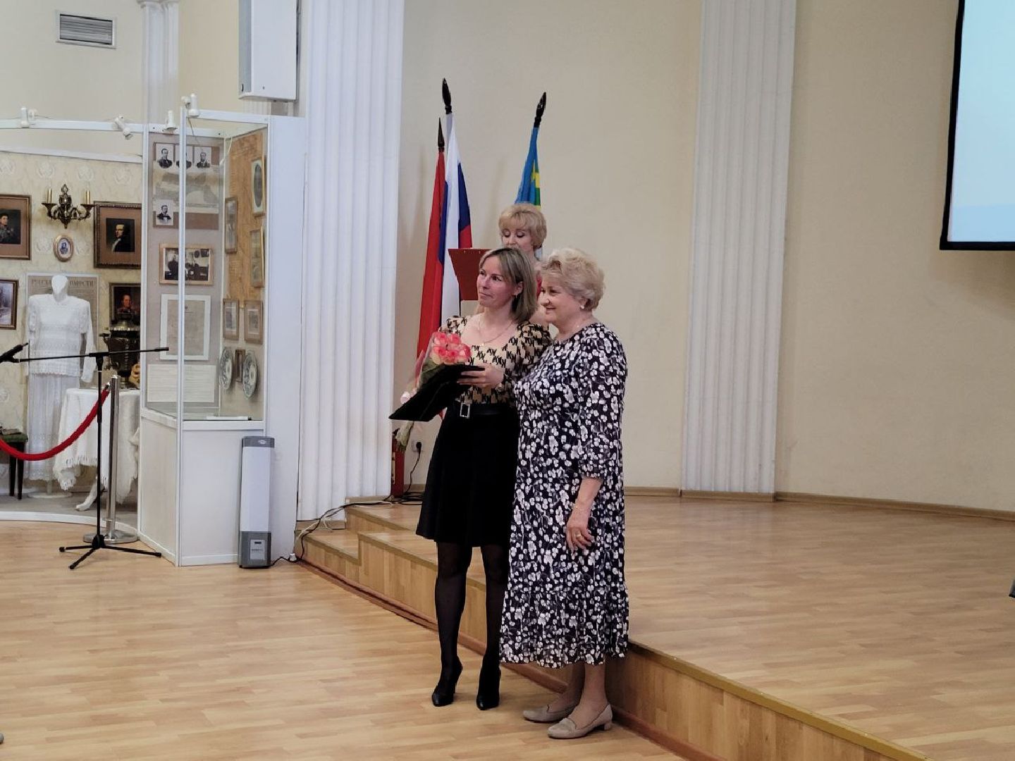 социальная служба; праздник; помощь; видное