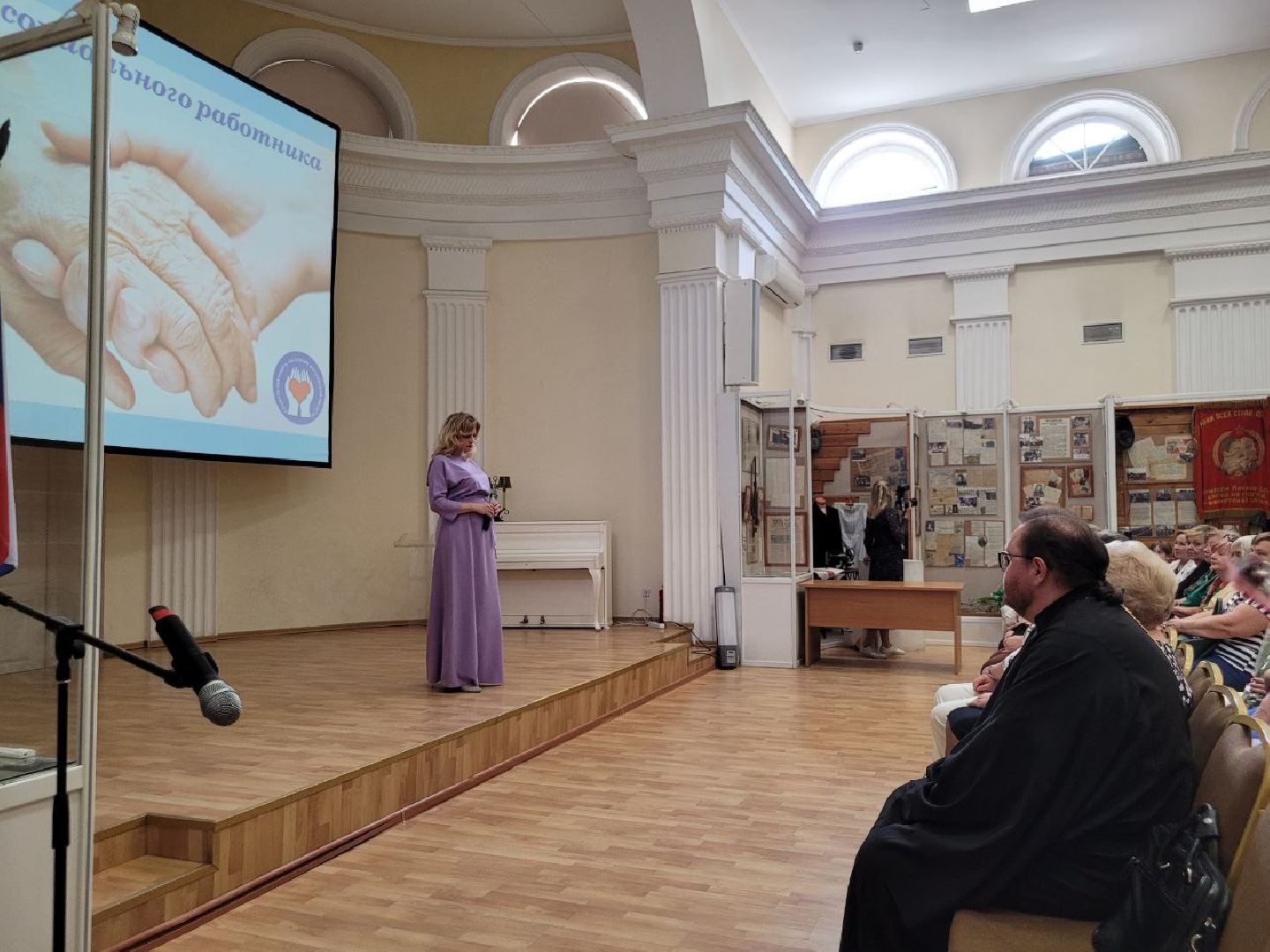 социальная служба; праздник; помощь; видное