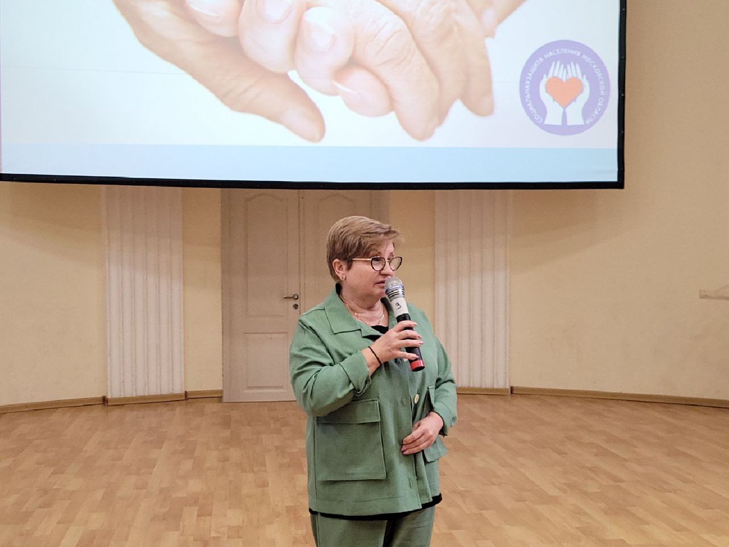 социальная служба; праздник; помощь; видное