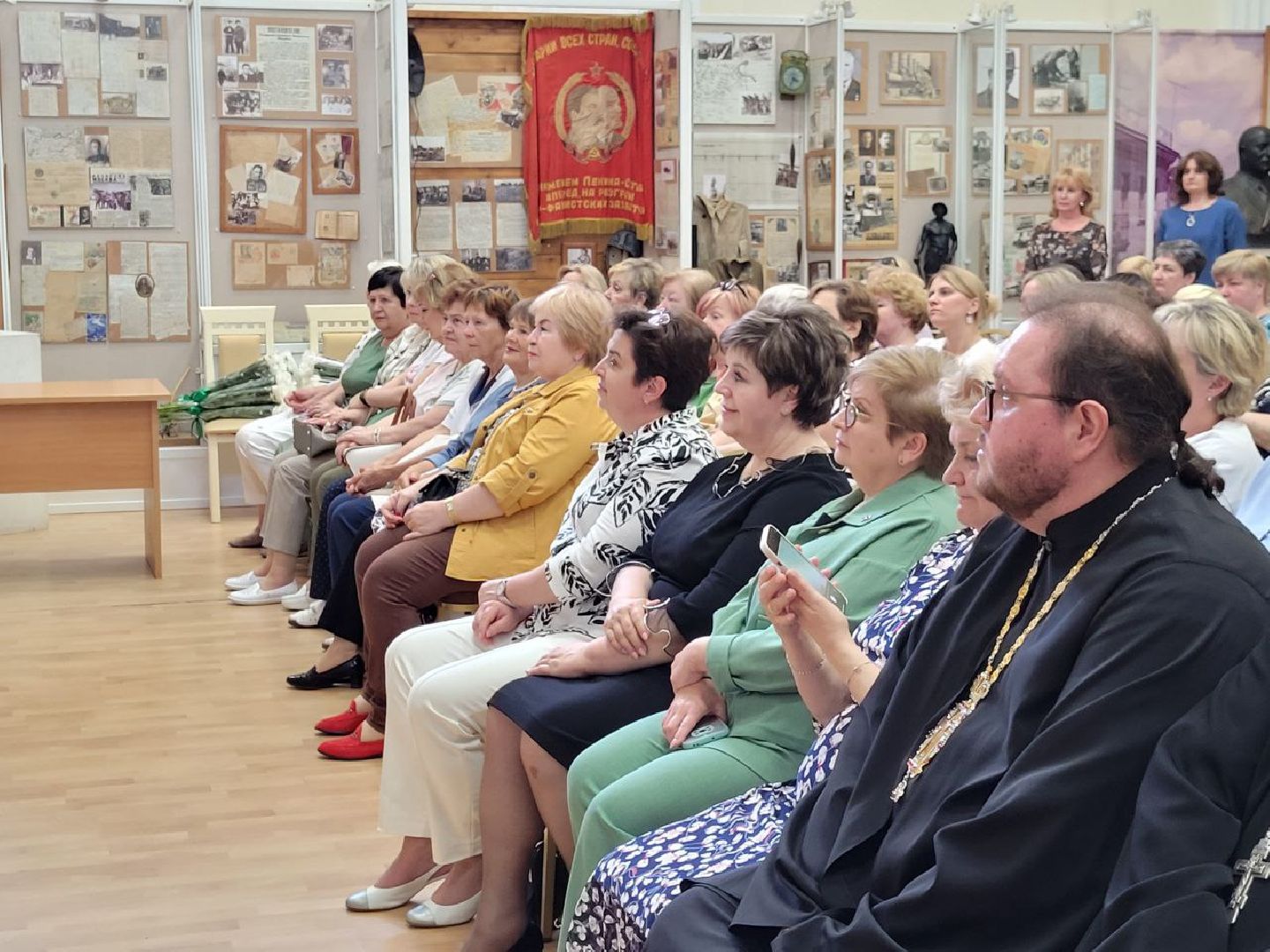 социальная служба; праздник; помощь; видное