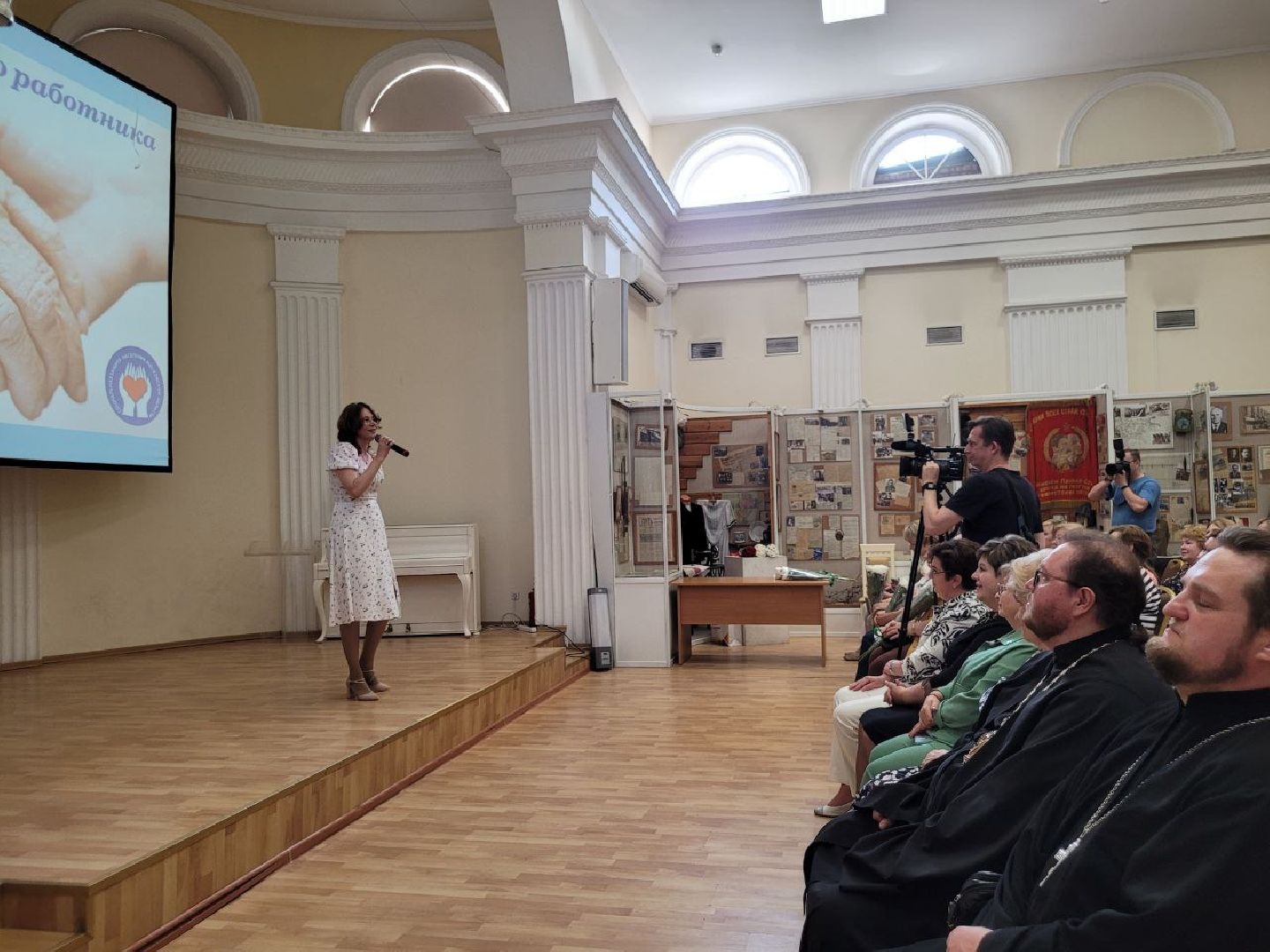 социальная служба; праздник; помощь; видное