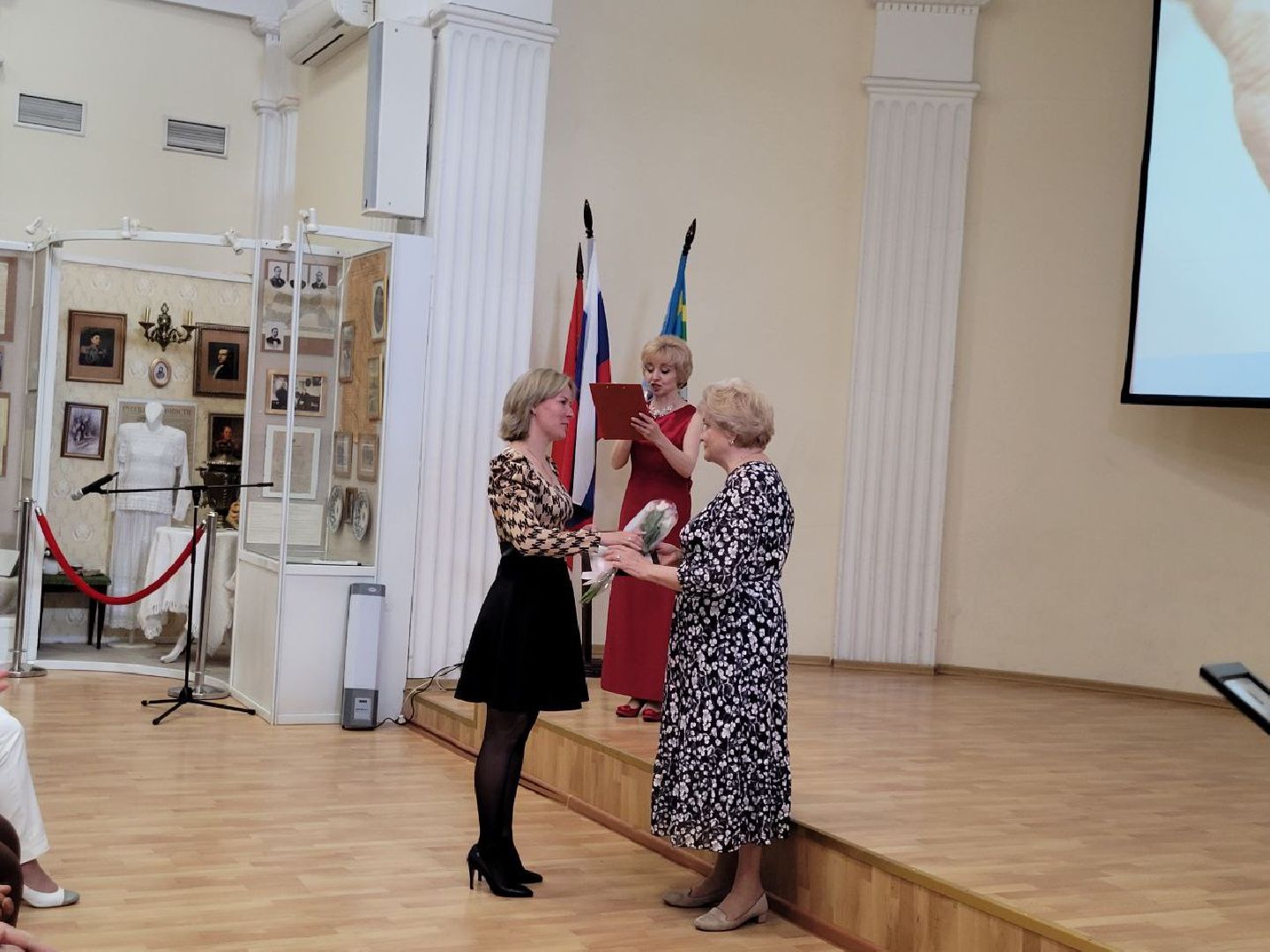 социальная служба; праздник; помощь; видное