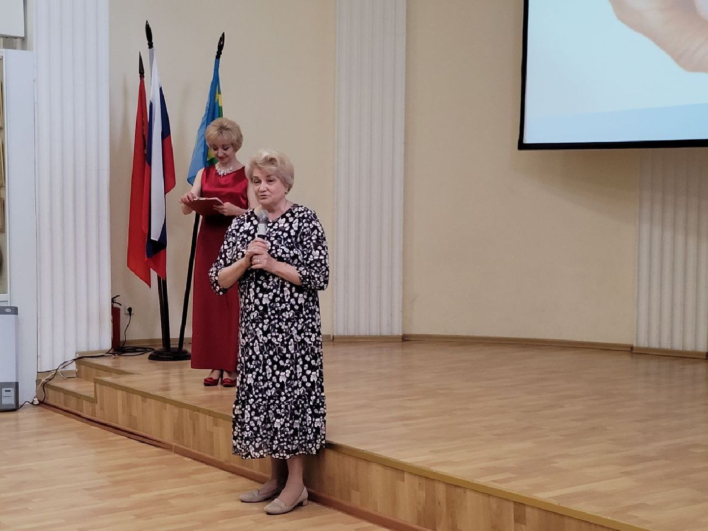 социальная служба; праздник; помощь; видное