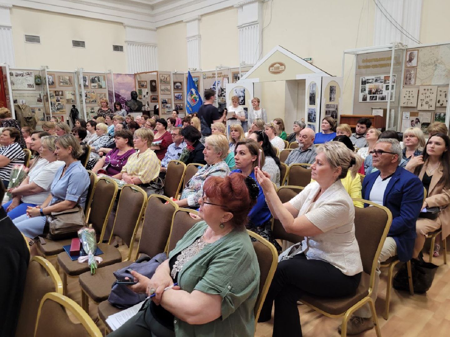 социальная служба; праздник; помощь; видное