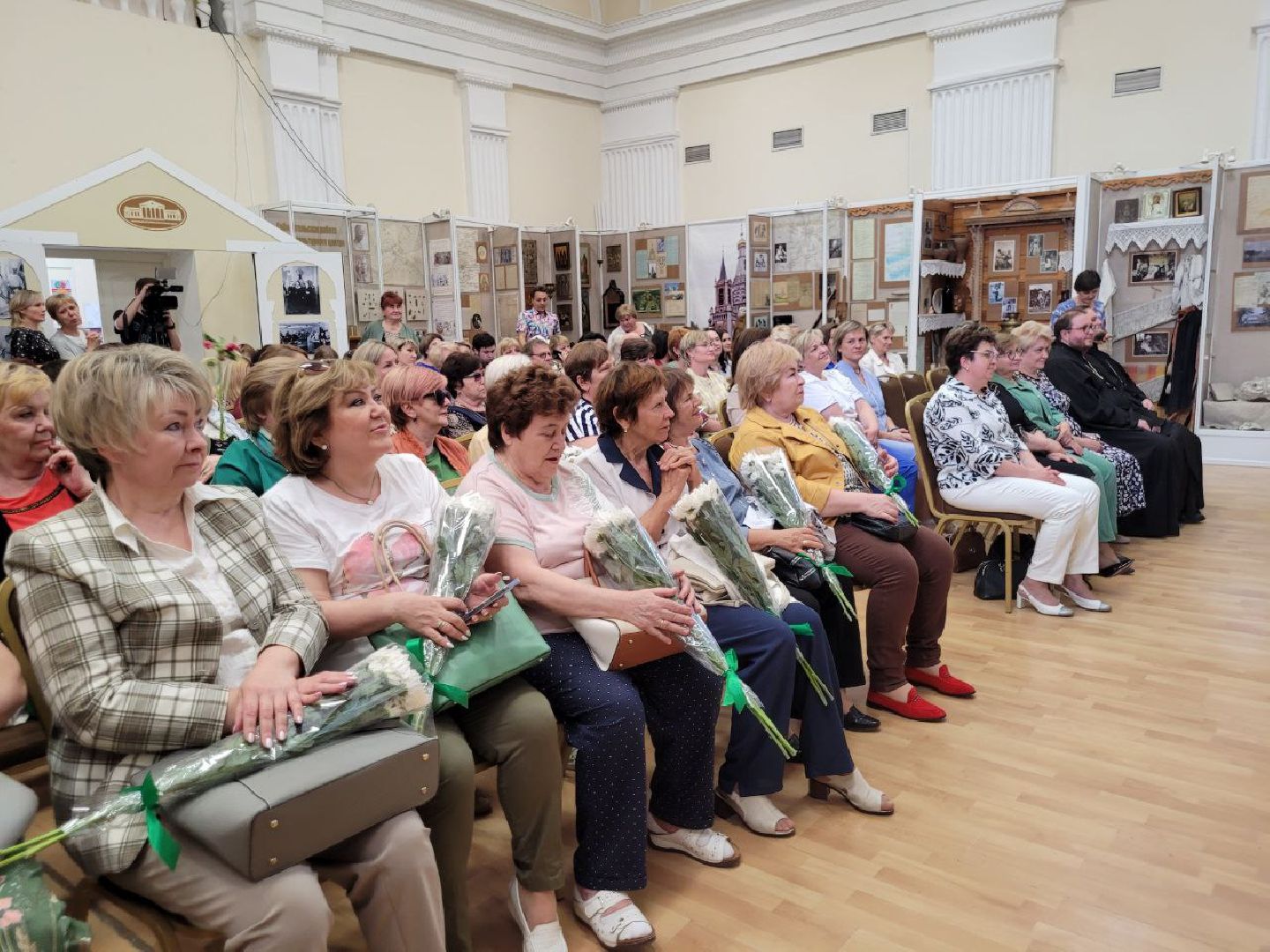 социальная служба; праздник; помощь; видное