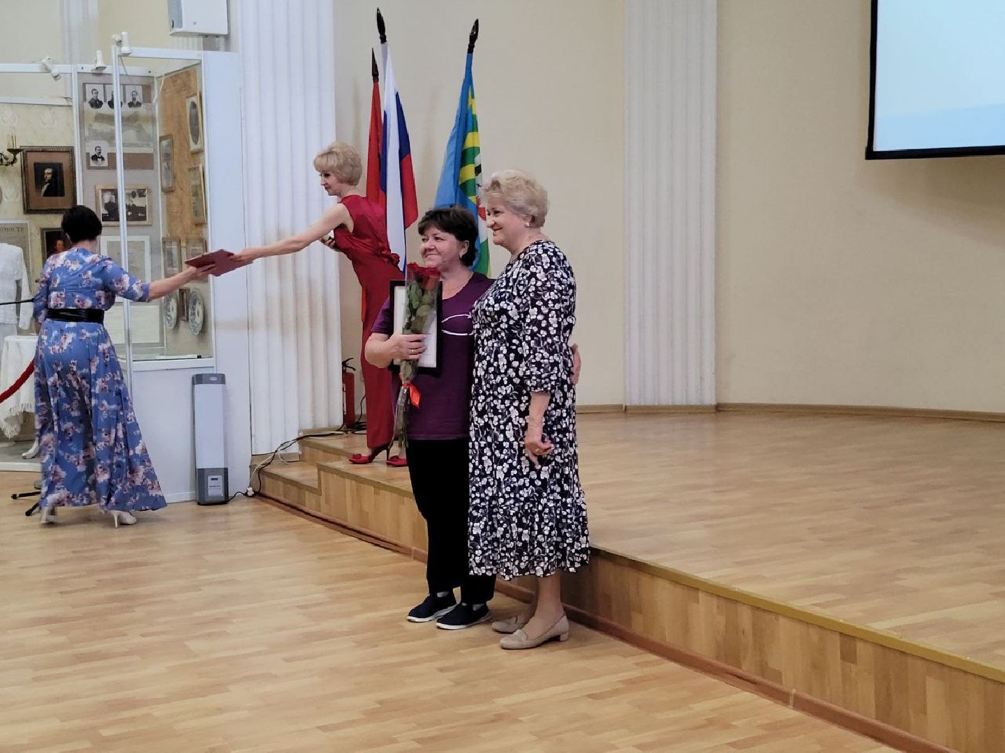 социальная служба; праздник; помощь; видное