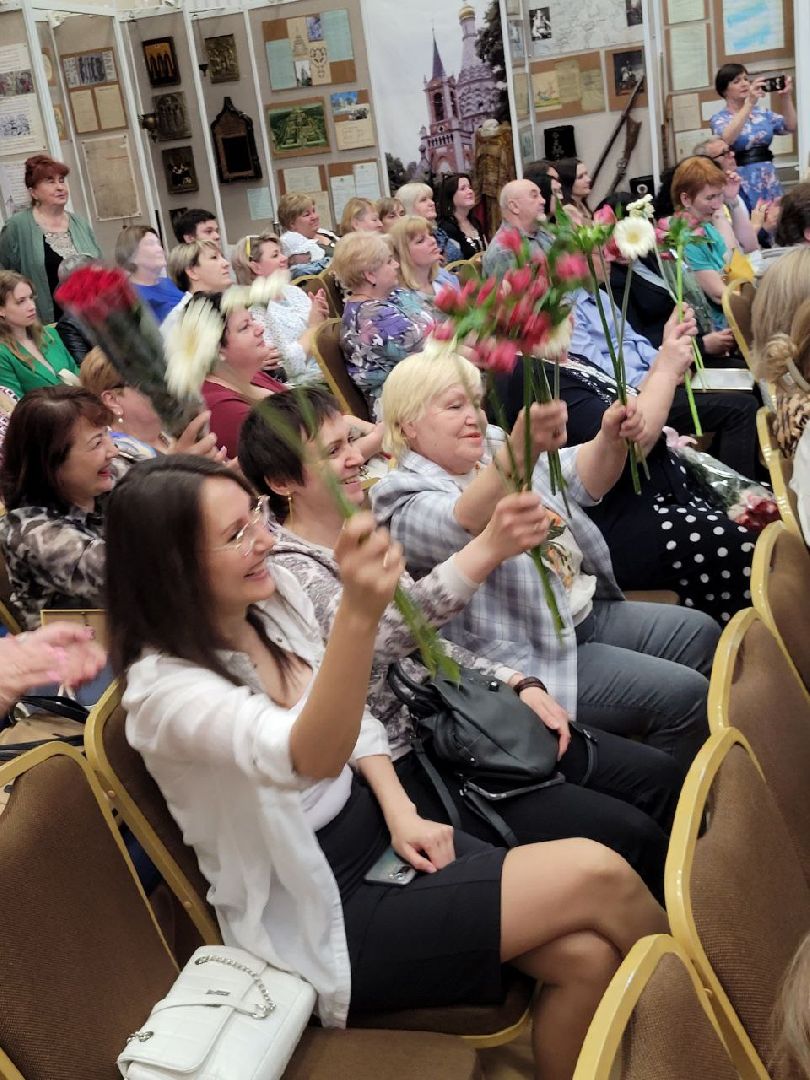 социальная служба; праздник; помощь; видное