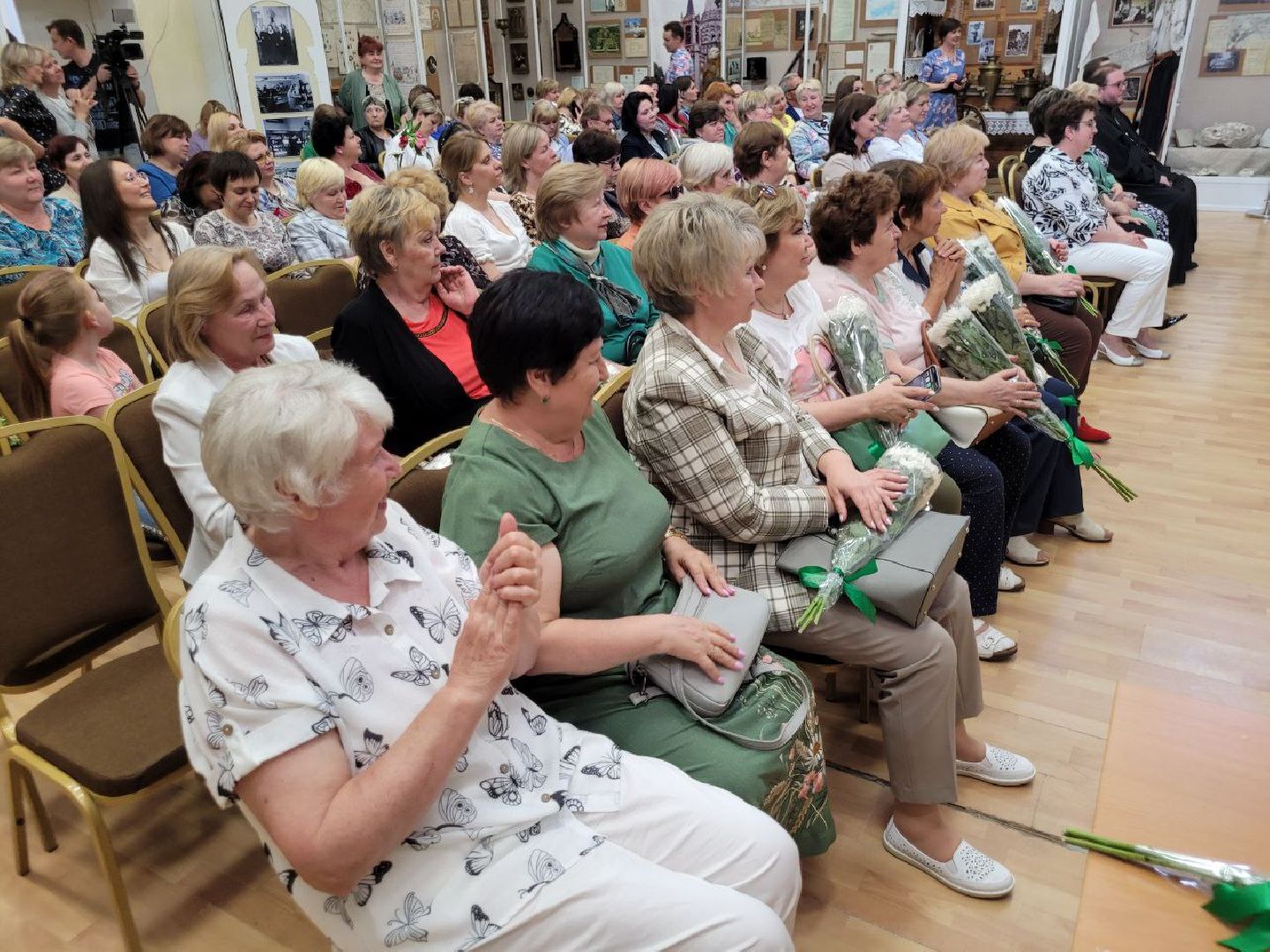 социальная служба; праздник; помощь; видное