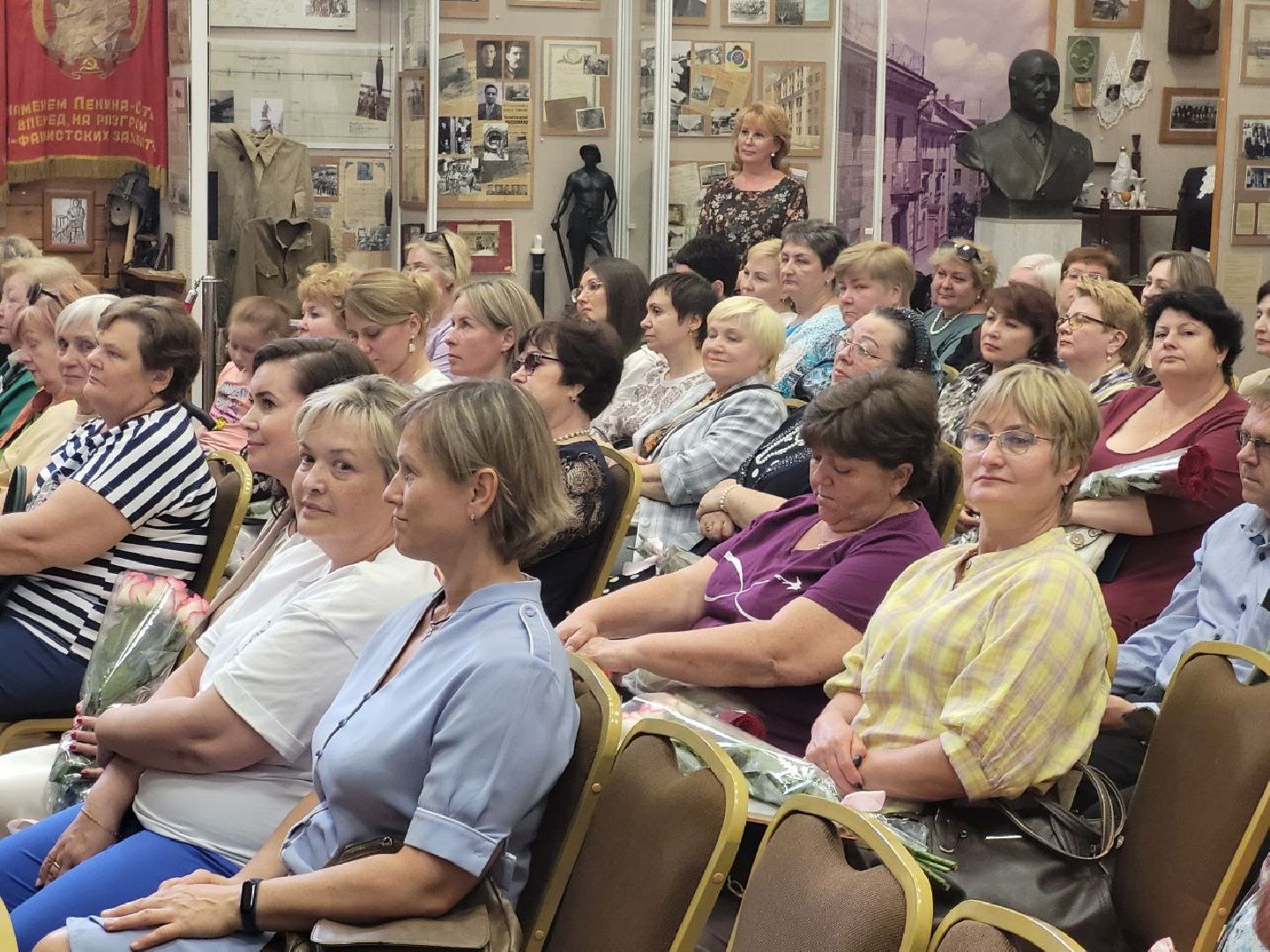 социальная служба; праздник; помощь; видное