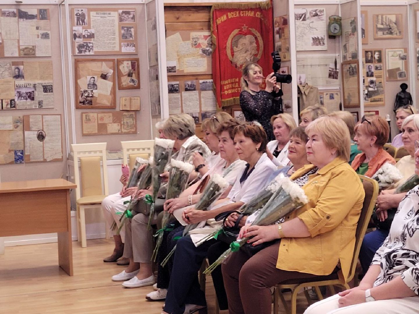 социальная служба; праздник; помощь; видное