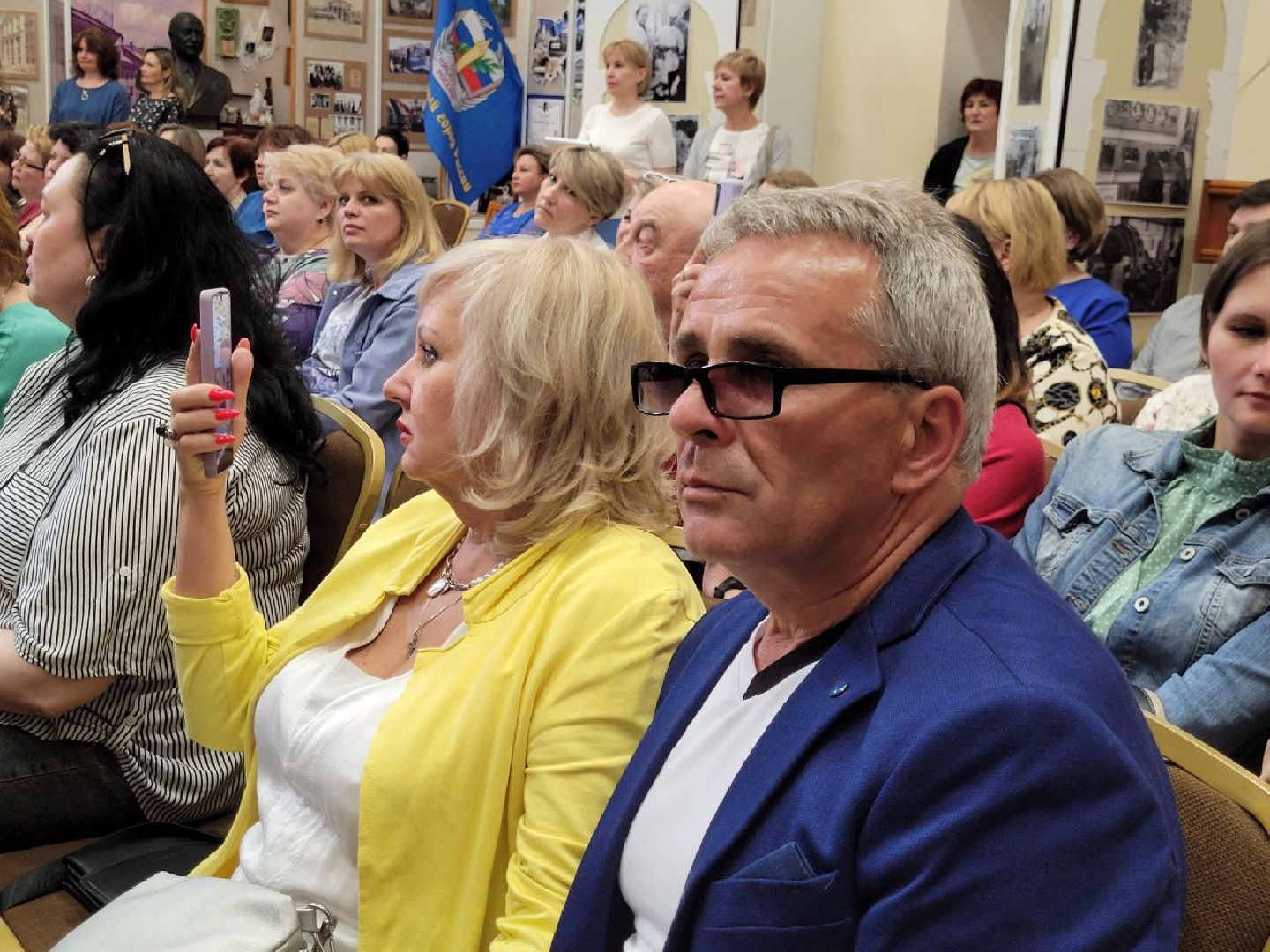 социальная служба; праздник; помощь; видное