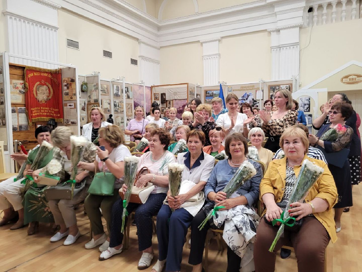 социальная служба; праздник; помощь; видное