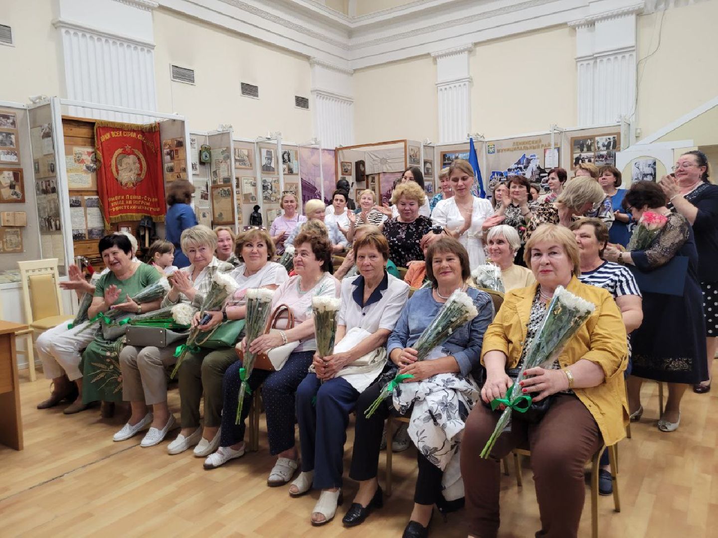 социальная служба; праздник; помощь; видное