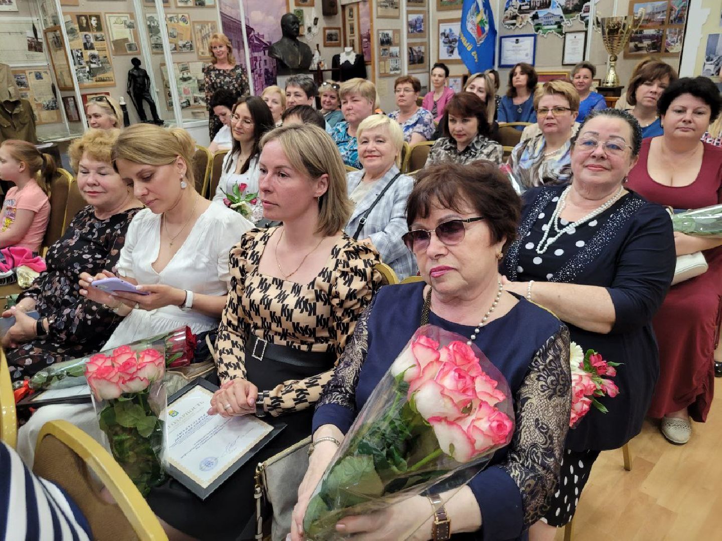 социальная служба; праздник; помощь; видное