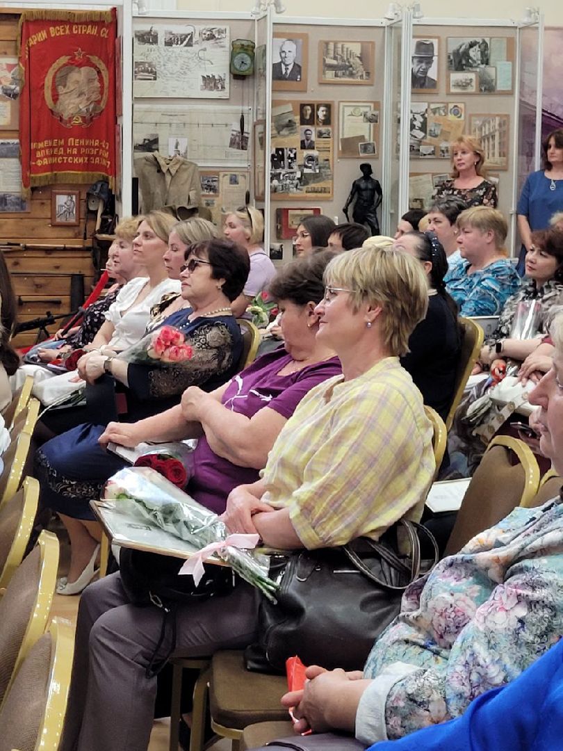 социальная служба; праздник; помощь; видное