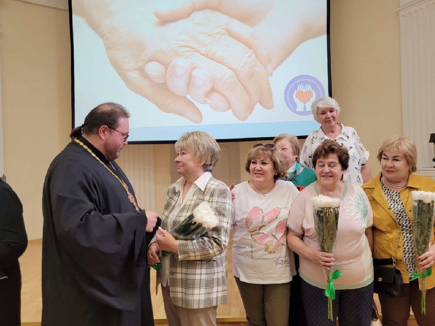 социальная служба; праздник; помощь; видное