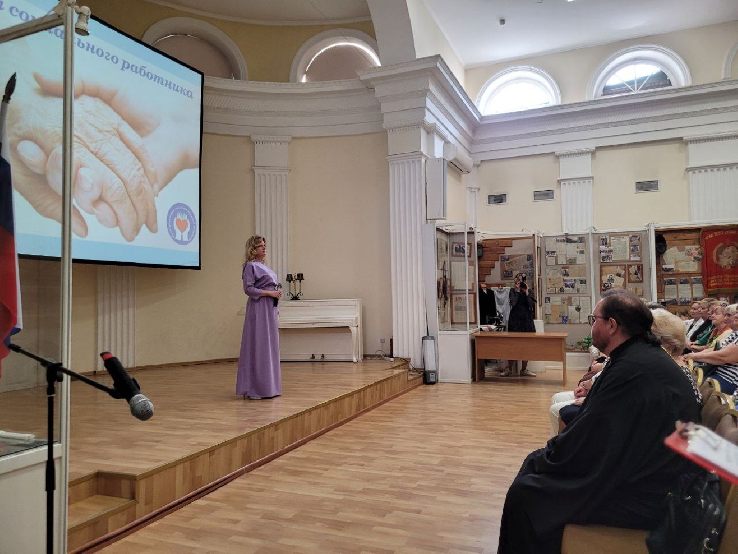 социальная служба; праздник; помощь; видное