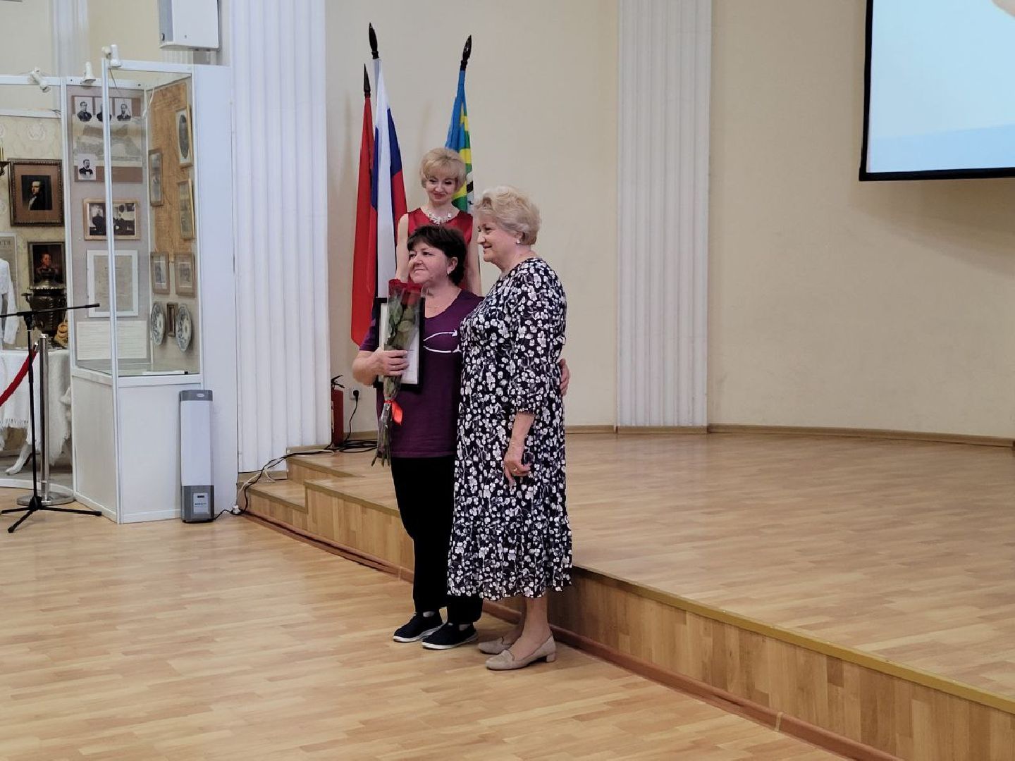 социальная служба; праздник; помощь; видное