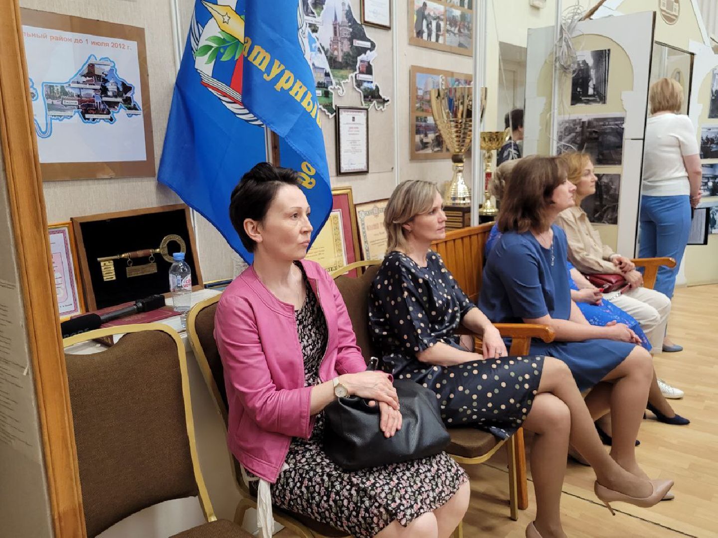 социальная служба; праздник; помощь; видное