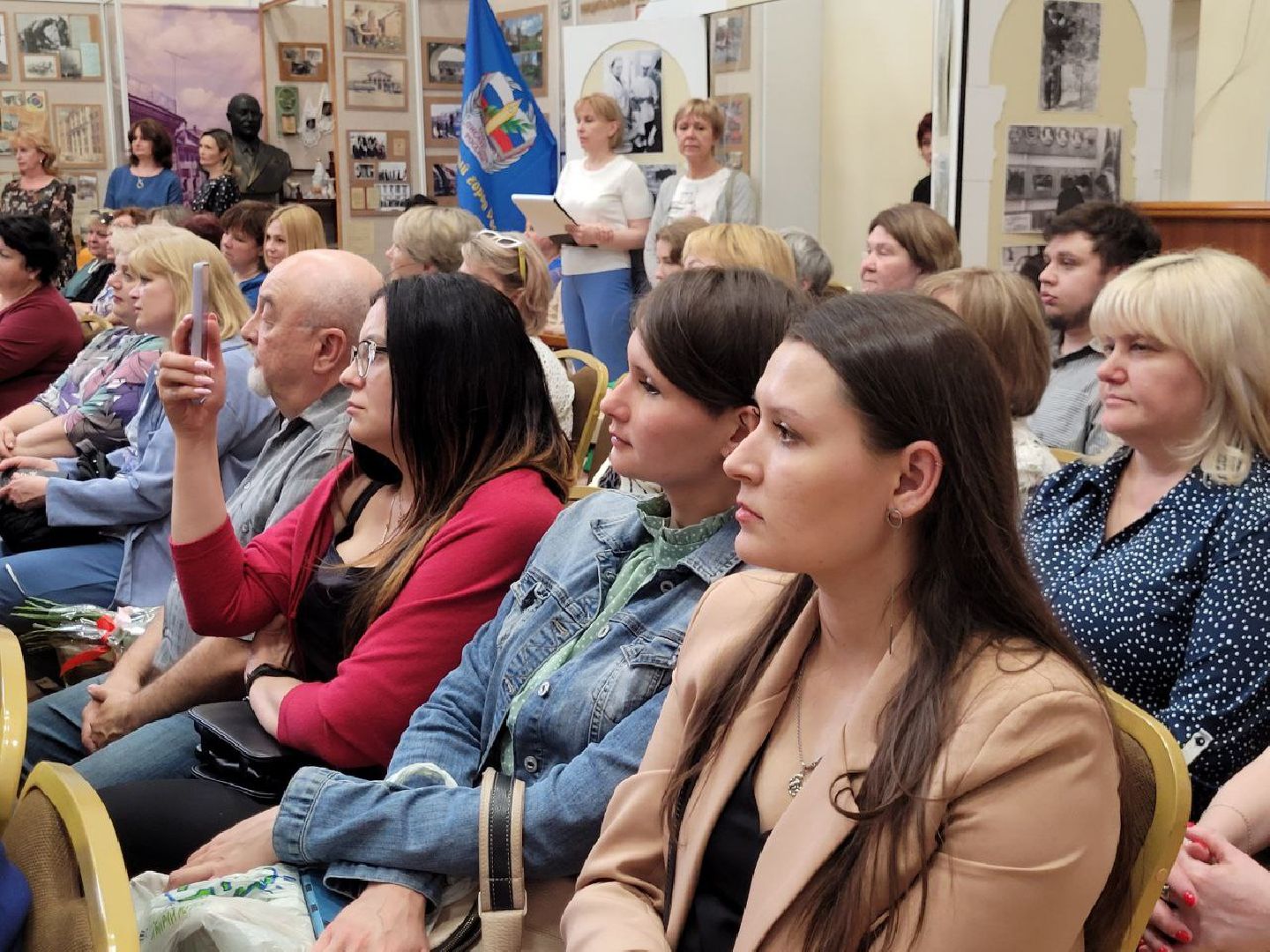 социальная служба; праздник; помощь; видное