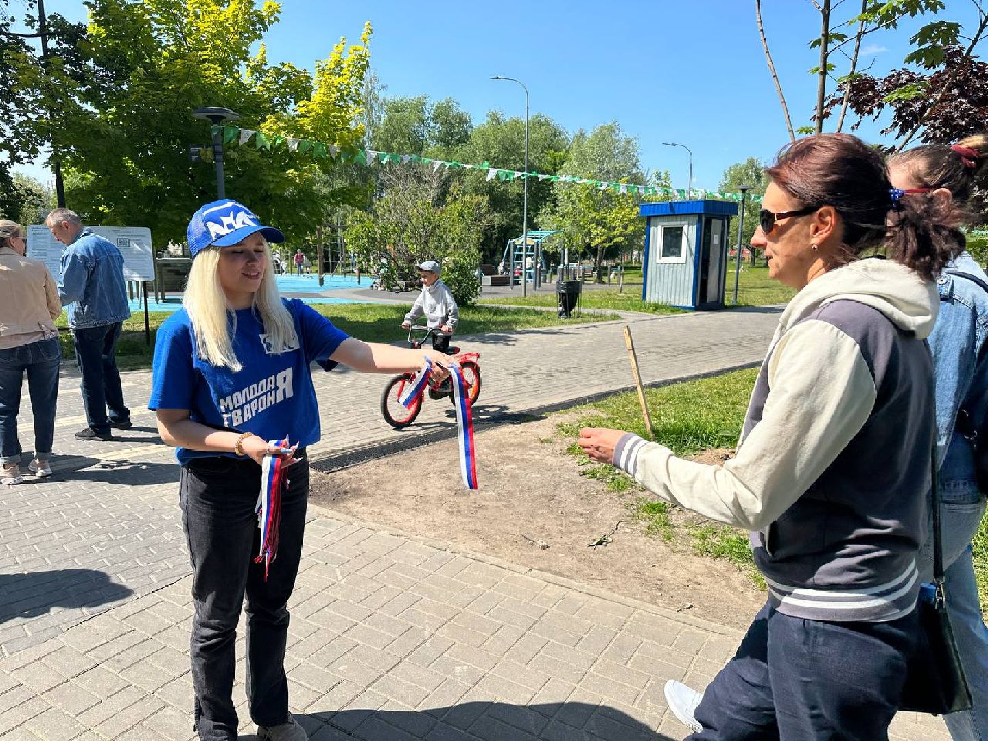 Реутов, День России, праздник, триколор, ленточки, губернатор Андрей Воробьёв