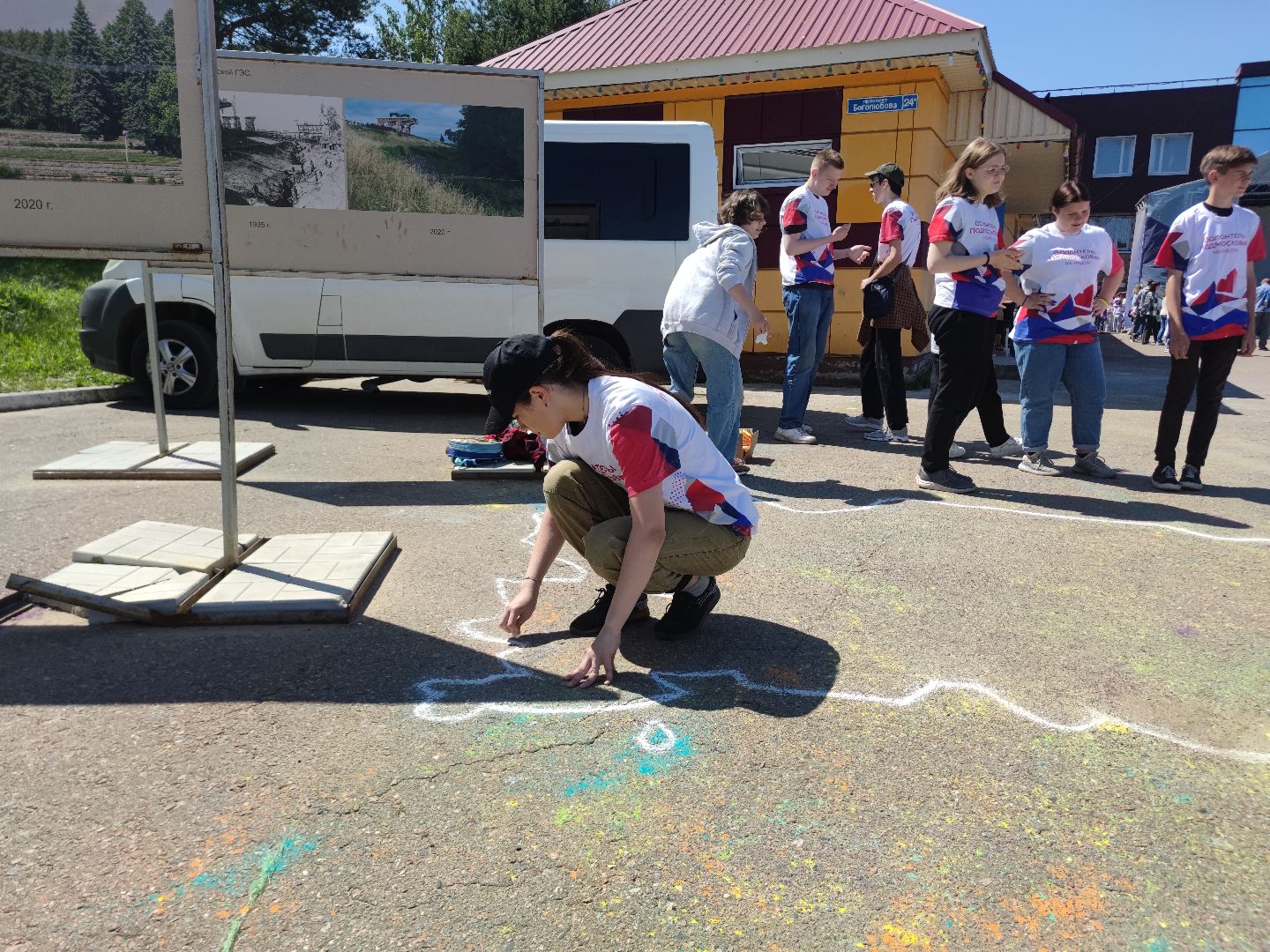 Акция, рисунок на асфальте, волонтеры Подмосковья, Дубна, День России