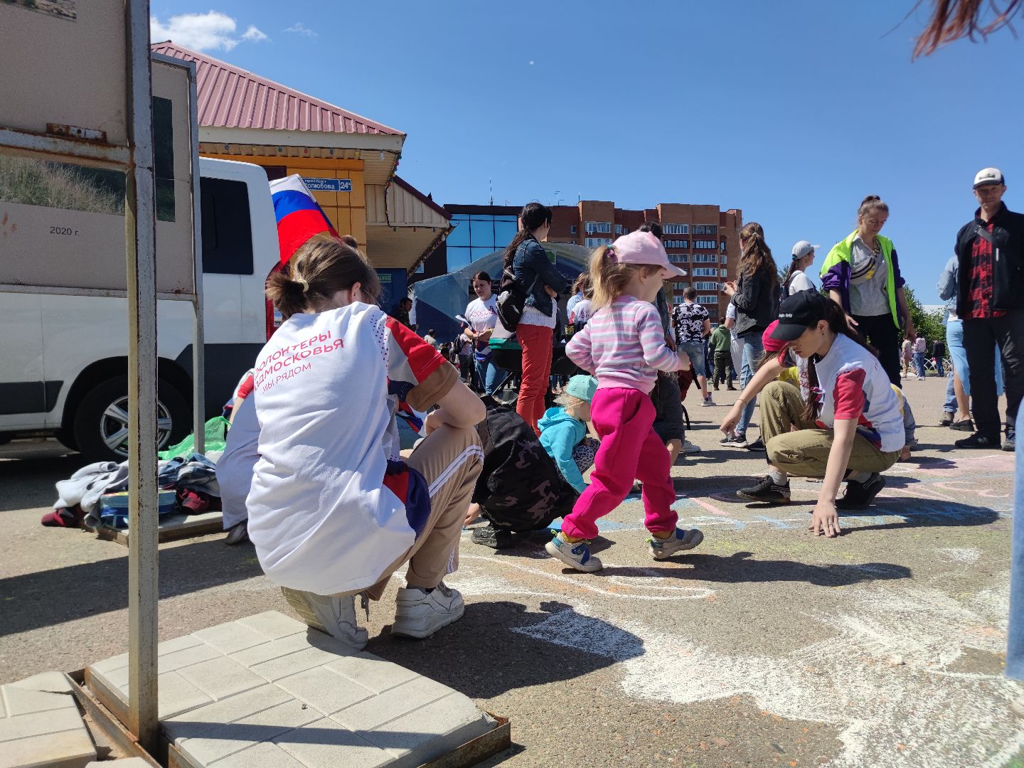 Акция, рисунок на асфальте, волонтеры Подмосковья, Дубна, День России