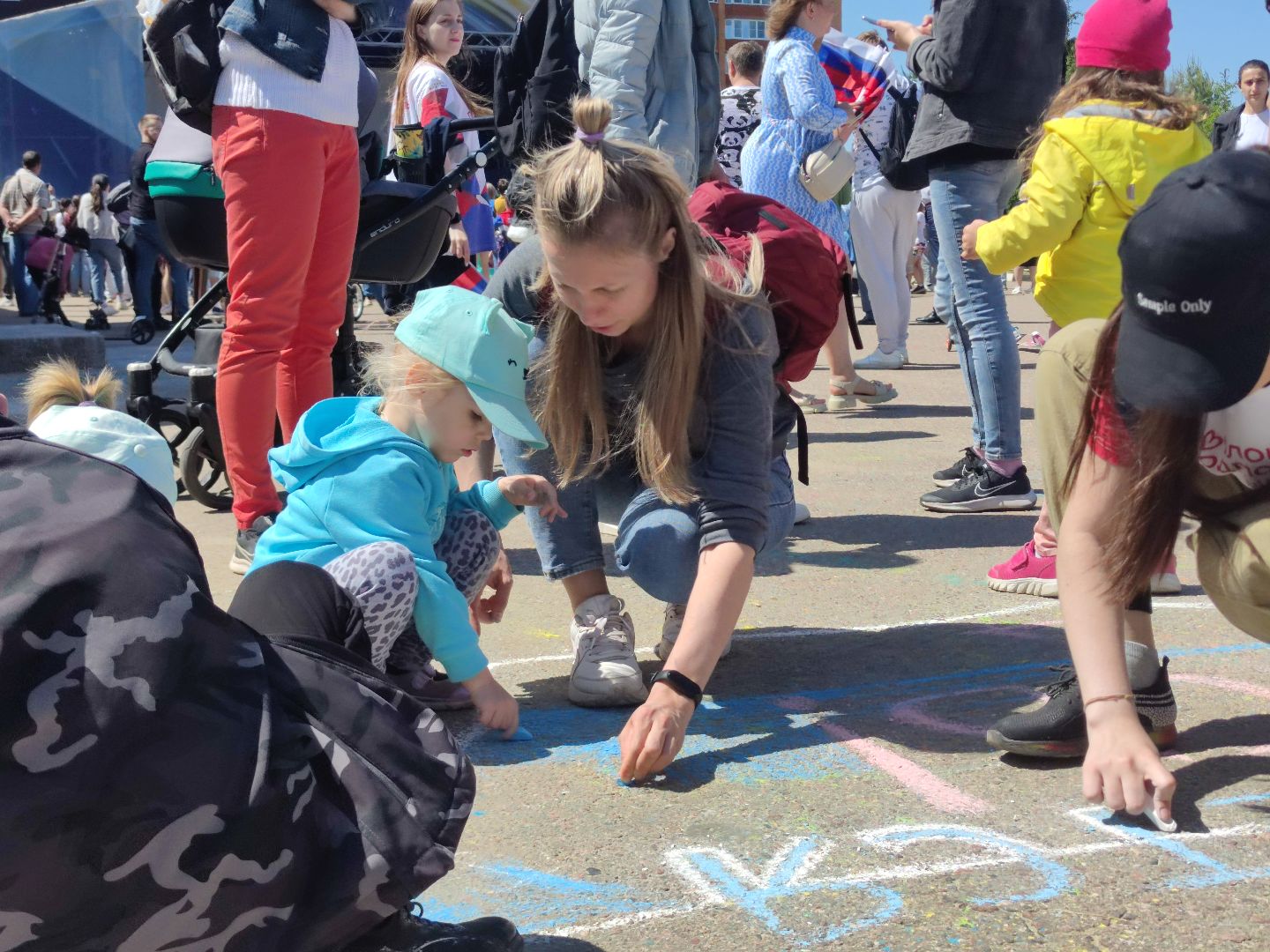 Акция, рисунок на асфальте, волонтеры Подмосковья, Дубна, День России