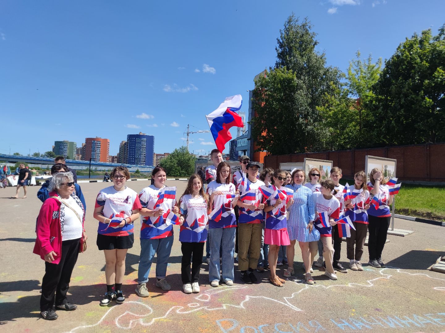 Акция, рисунок на асфальте, волонтеры Подмосковья, Дубна, День России