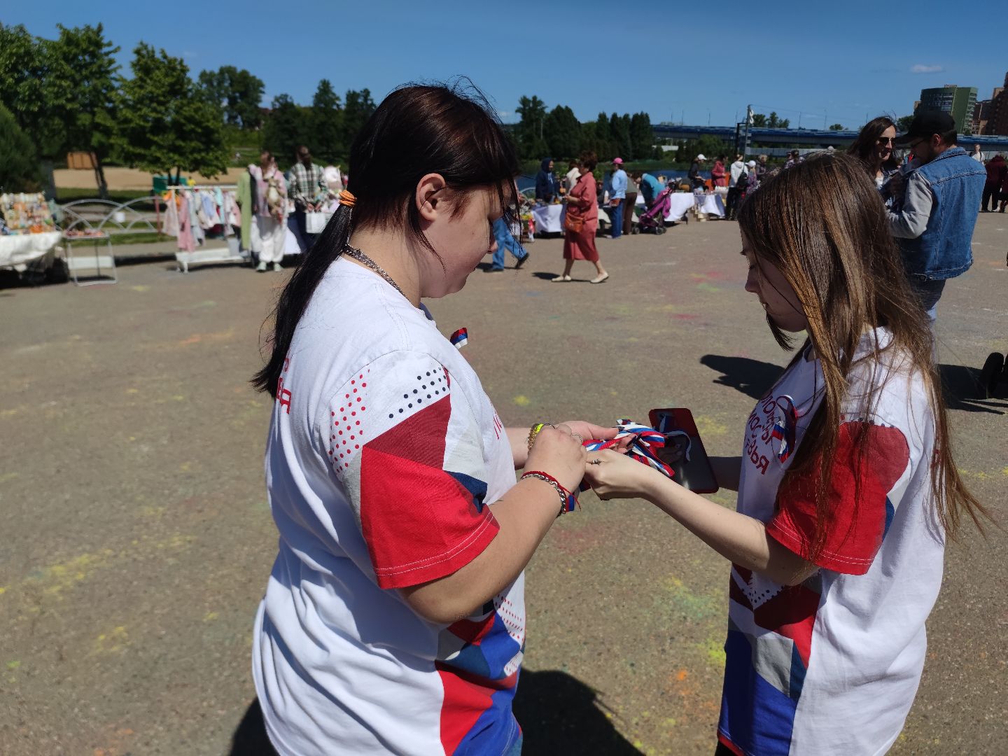 Волонтеры Подмосковья, ленточки, триколор, День России, Дубна