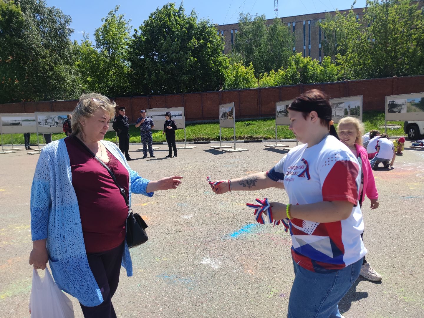 Волонтеры Подмосковья, ленточки, триколор, День России, Дубна